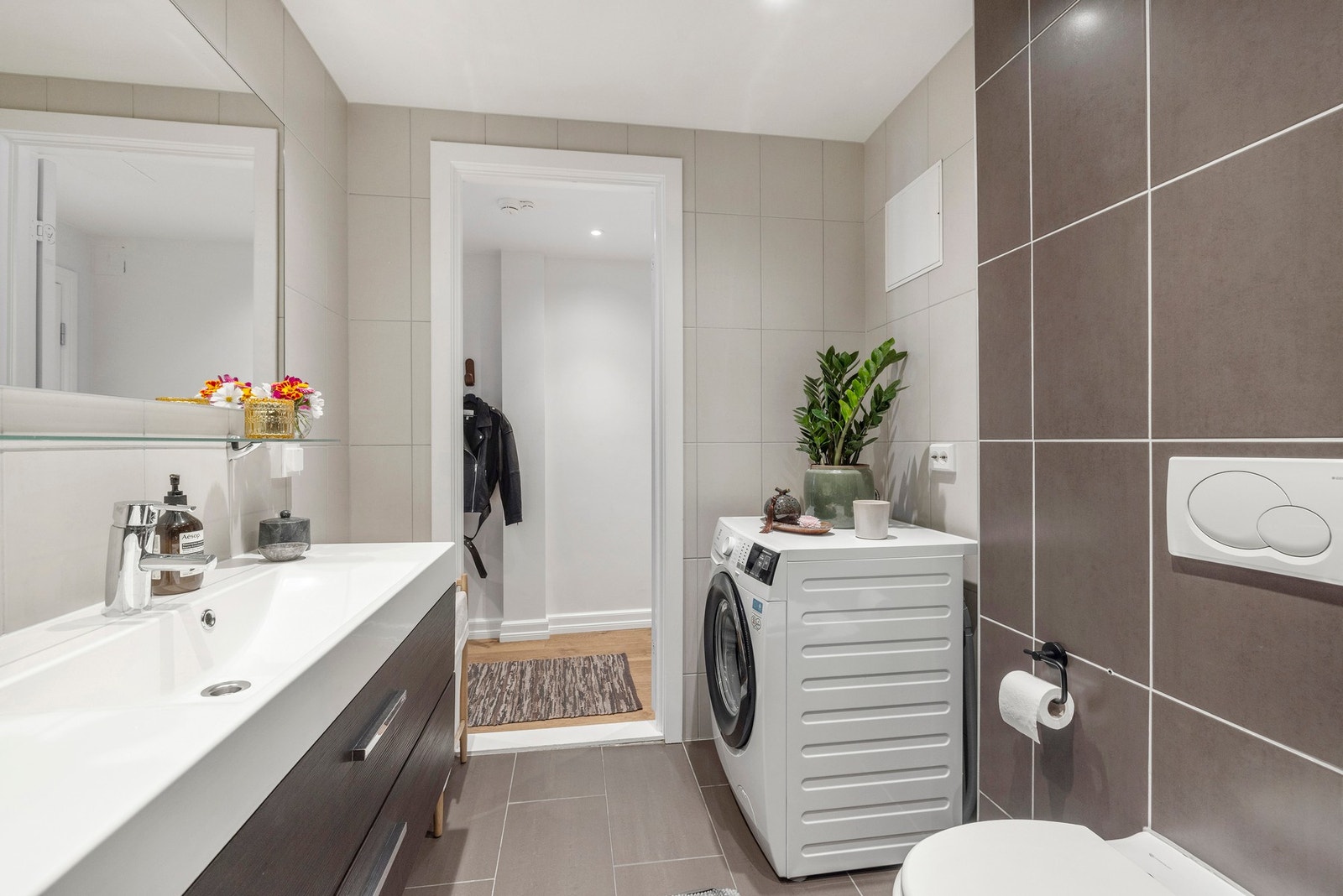 Badet har i tillegg opplegg for vaskemaskin. Galleribilde