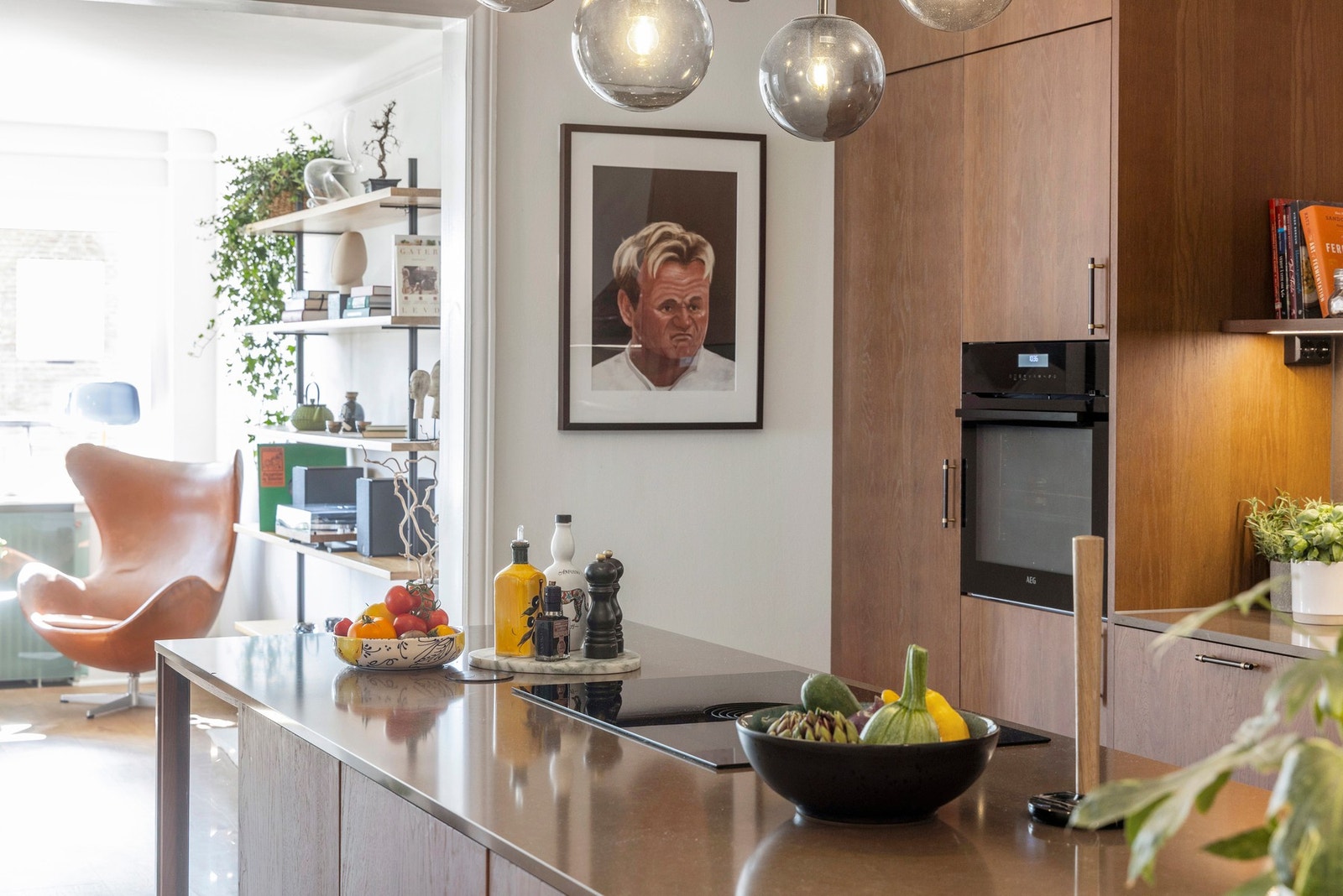 Kjøkkenet er et svært innbydende rom av høy kvalitet, der innredningen er levert av Drømmekjøkken i 2022 i modell Wood Eik. Galleribilde