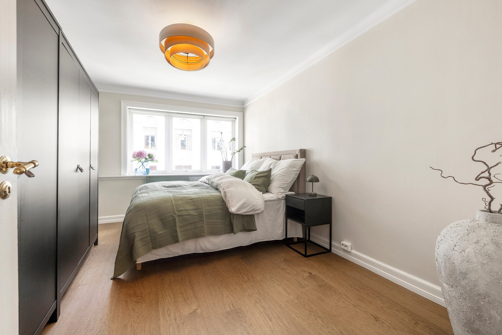 Et stort vindu i hovedsoverommet sørger for gode lysforhold og en behagelig atmosfære. Galleribilde