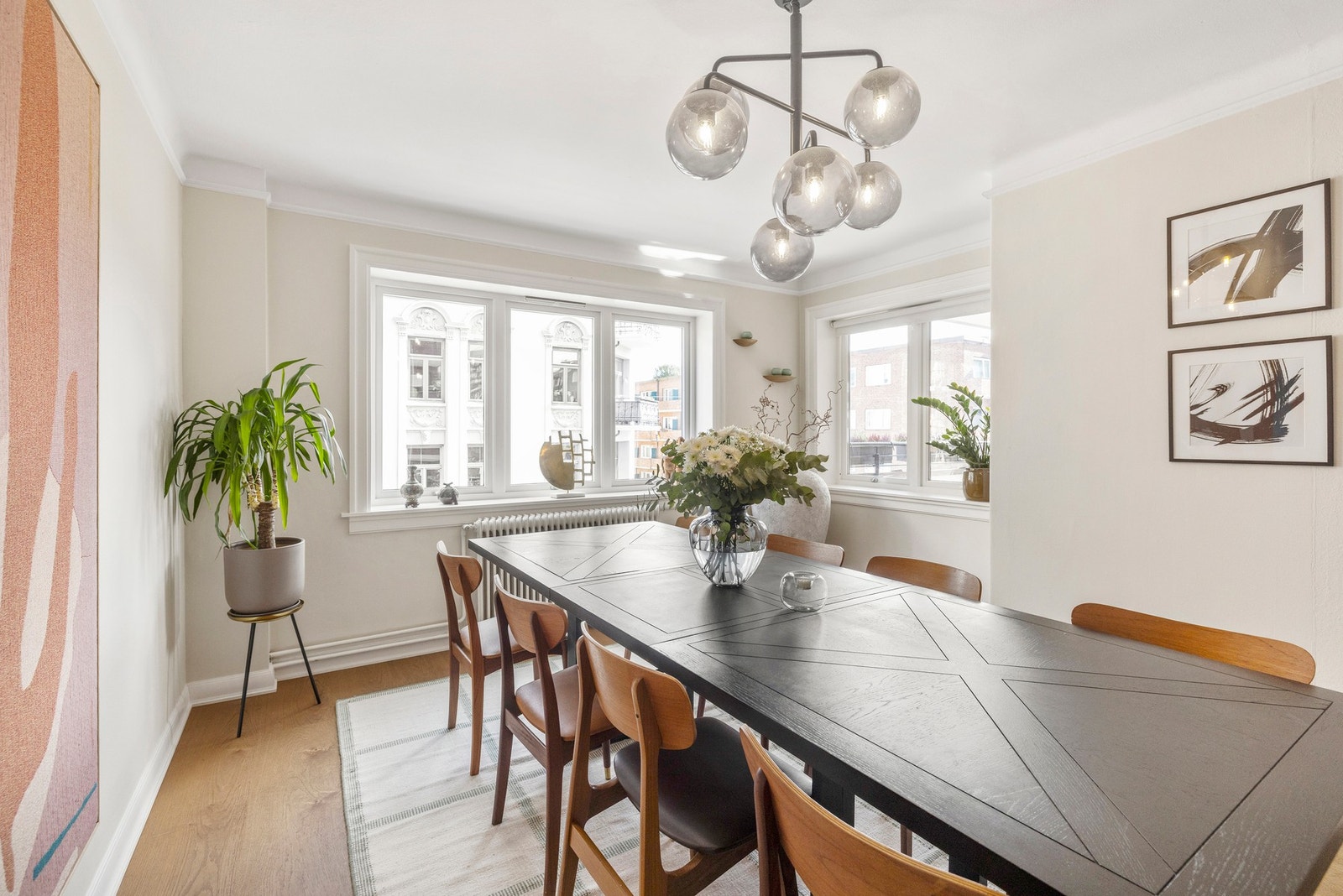 Spisestuen har en svært god lyssetting med sollys inn fra to himmelretninger, noe som skaper en luftig og behagelig atmosfære. Galleribilde