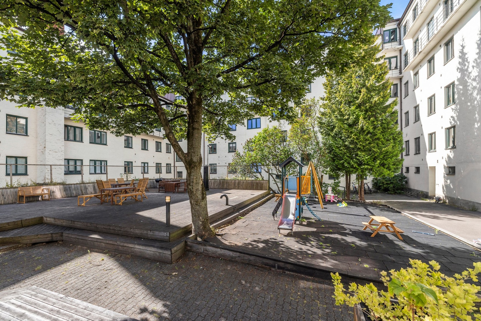 Den pene bakgården er tilrettelagt med fokus på et sosialt og trivelig bomiljø. Galleribilde