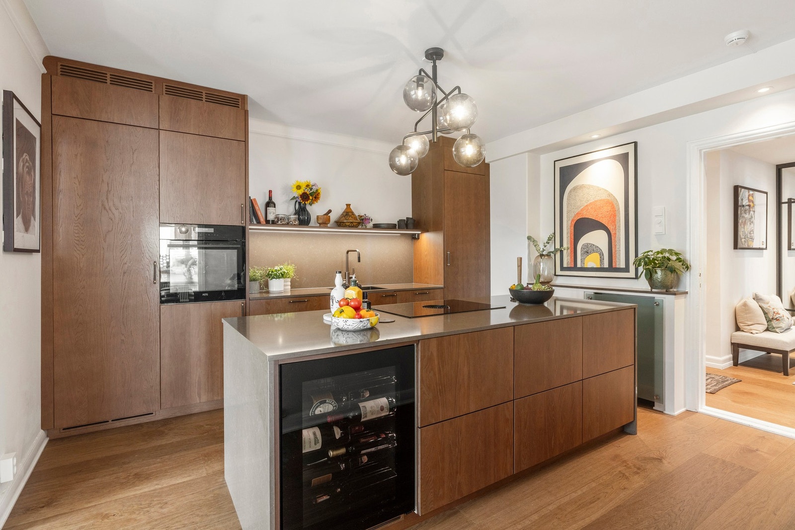 Av integrerte hvitevarer finner man komfyr, induksjonstopp med innebygget ventilator, kjøleskap, fryseskap og oppvaskmaskin. Galleribilde