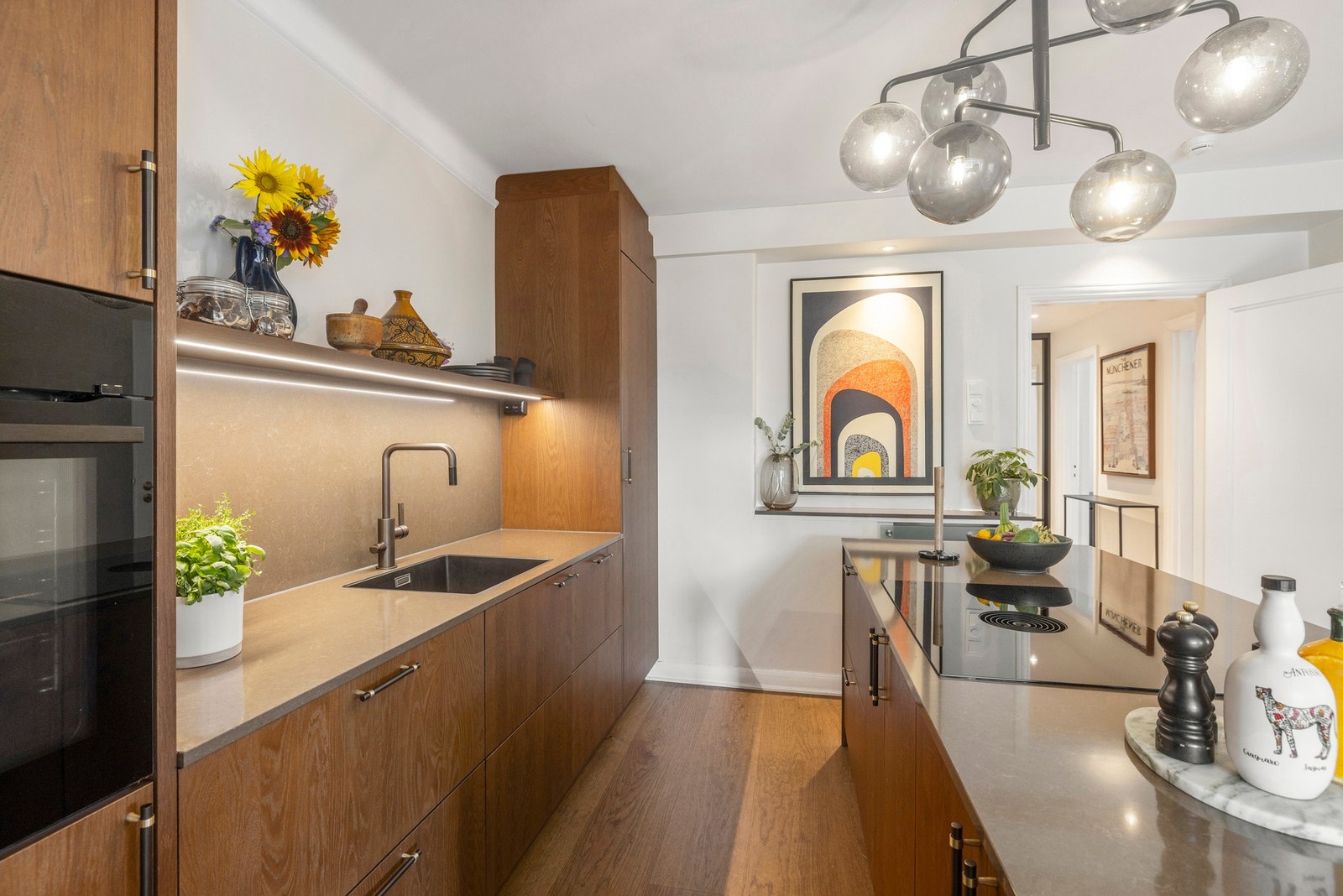 Dette er et kjøkken som både inviterer til matlaging og til hyggelige stunder rundt måltider. Galleribilde