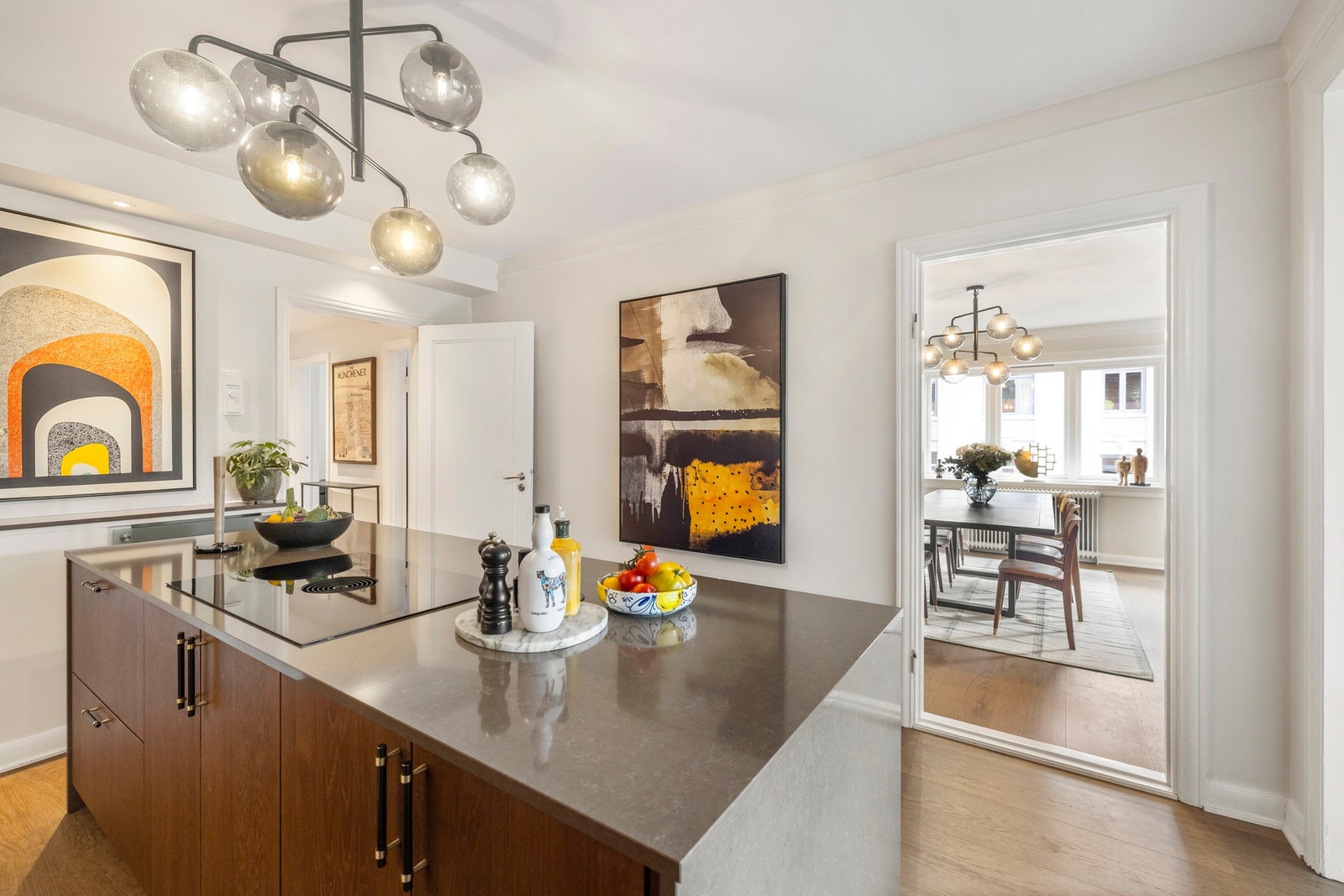 I tilknytning til kjøkkenet finner man en romslig spisestue som enkelt har plass til et langbord. Galleribilde