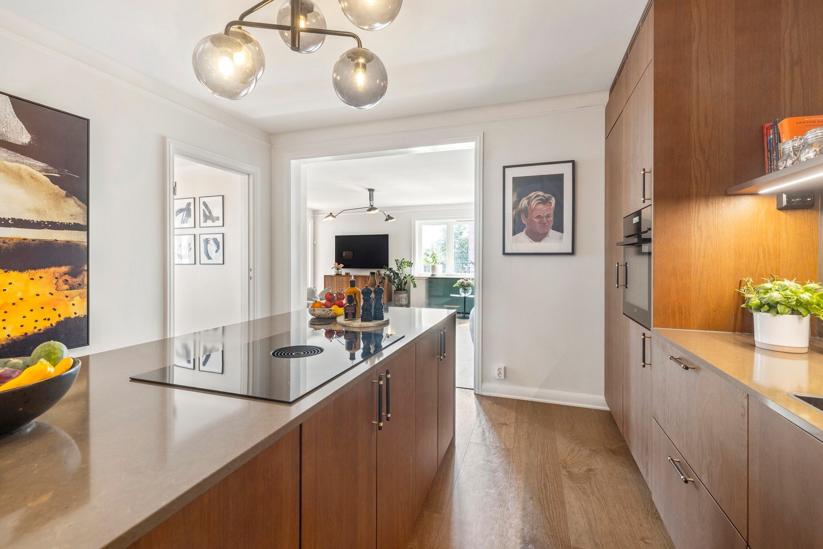 Kjøkkenet står som hjertet i leiligheten. Galleribilde