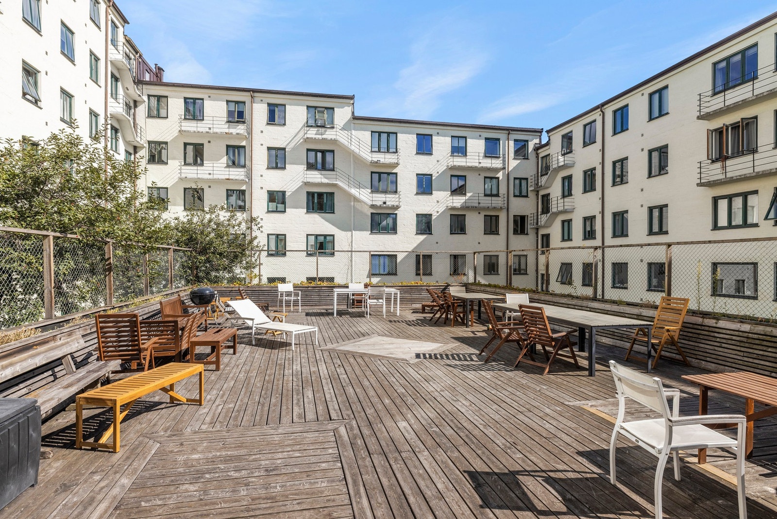 Aksjelaget har en idyllisk bakgård med stor terrasse, sittegrupper, lekeplass og sykkelskur. Galleribilde