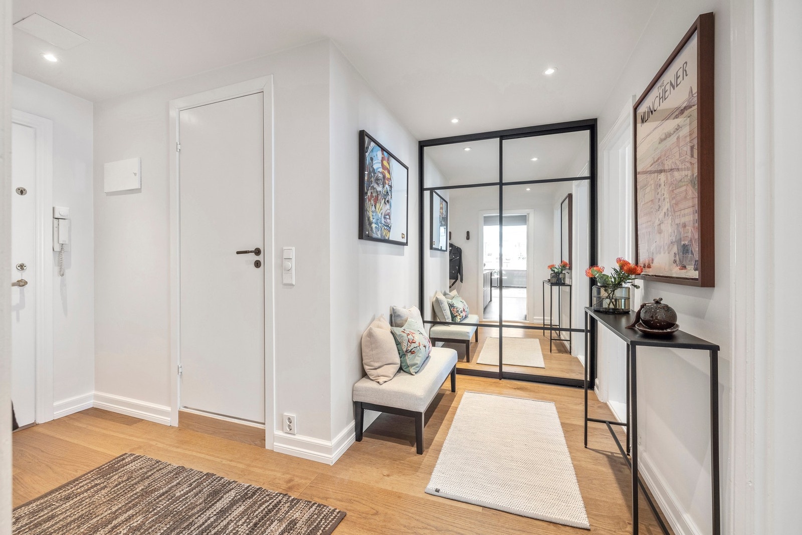 Allerede innenfor inngangsdøren møtes man av et svært godt førsteinntrykk, hvor entréen fremstår som lys, romslig og praktisk utformet. Galleribilde