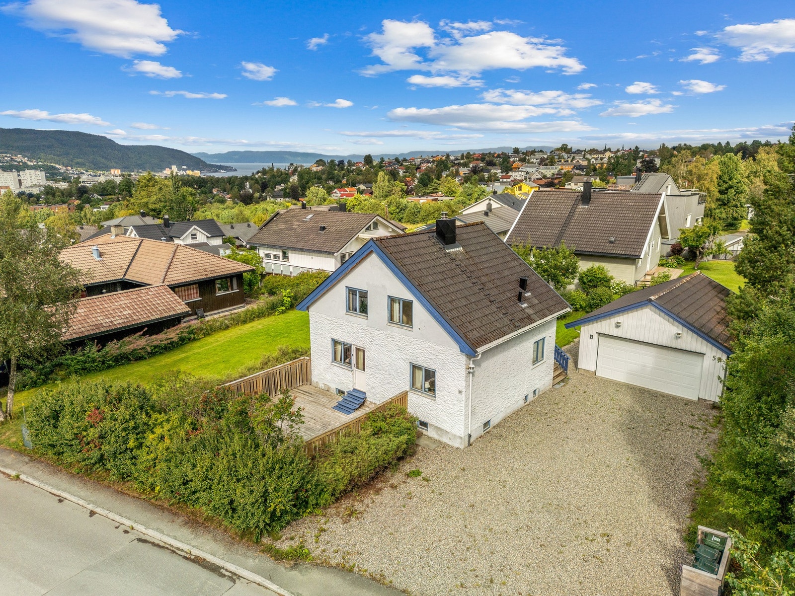 Eiendommen har også en stor dobbelgarasje med EL-bil lader. Garasjen ble oppført i 2007. Galleribilde