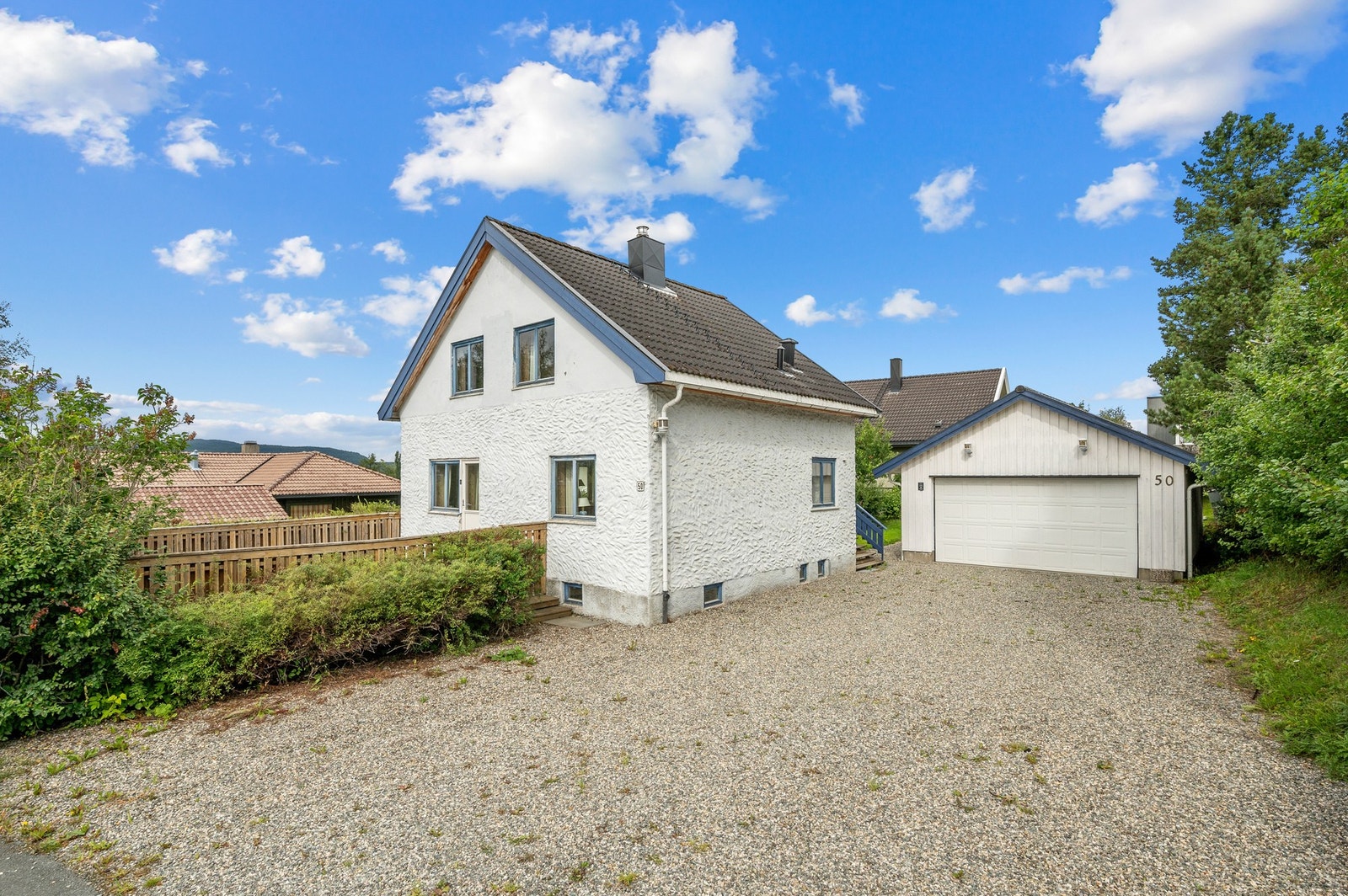 Eiendommen har en stor gårdsplass med flere oppstillingsplasser. Galleribilde