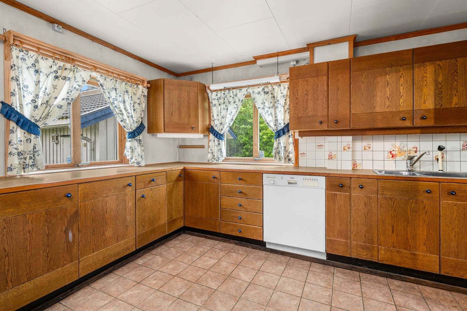 Kjøkkenet er av eldre dato, men her er det rikelig med skap og benkeplass. Galleribilde