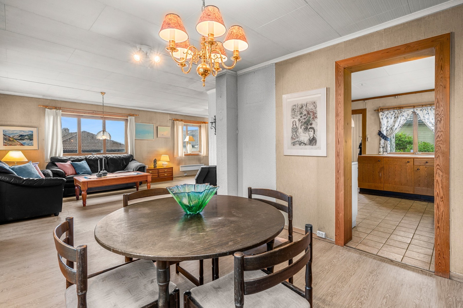 Stuen i 1.etasje har en L-form noe so gjør det enkelt å møblere i gode soner. Galleribilde