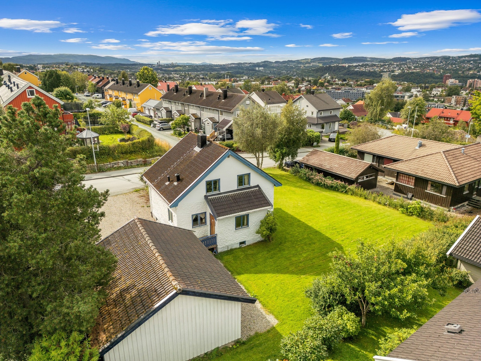 Eiendommen har en suveren plassering med lang solgang og utsikt mot sørvest i et barnevennlig og rolig område. Galleribilde