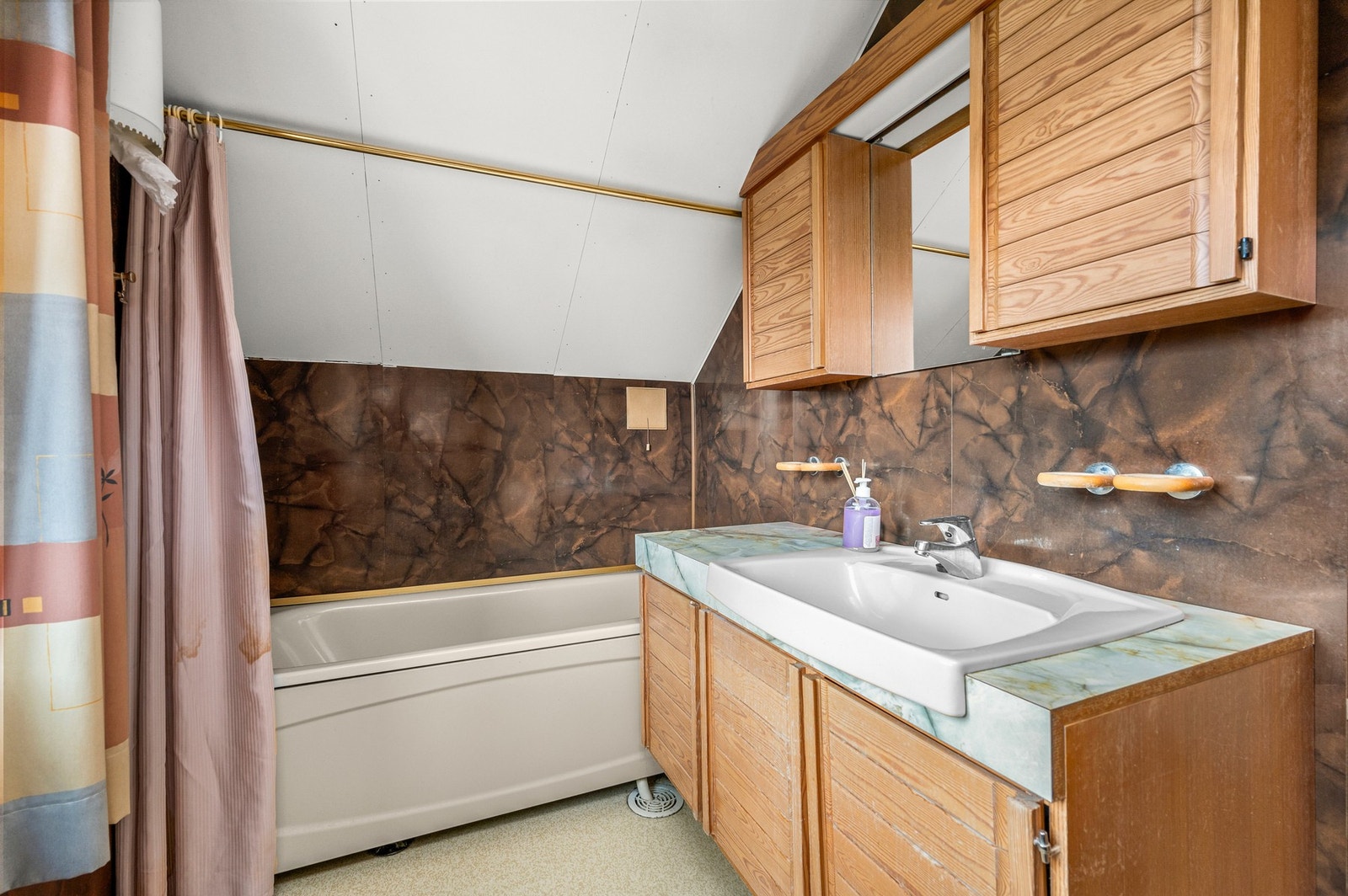 Baderom på 4 kvm med separat wc-rom vegg i vegg. Galleribilde