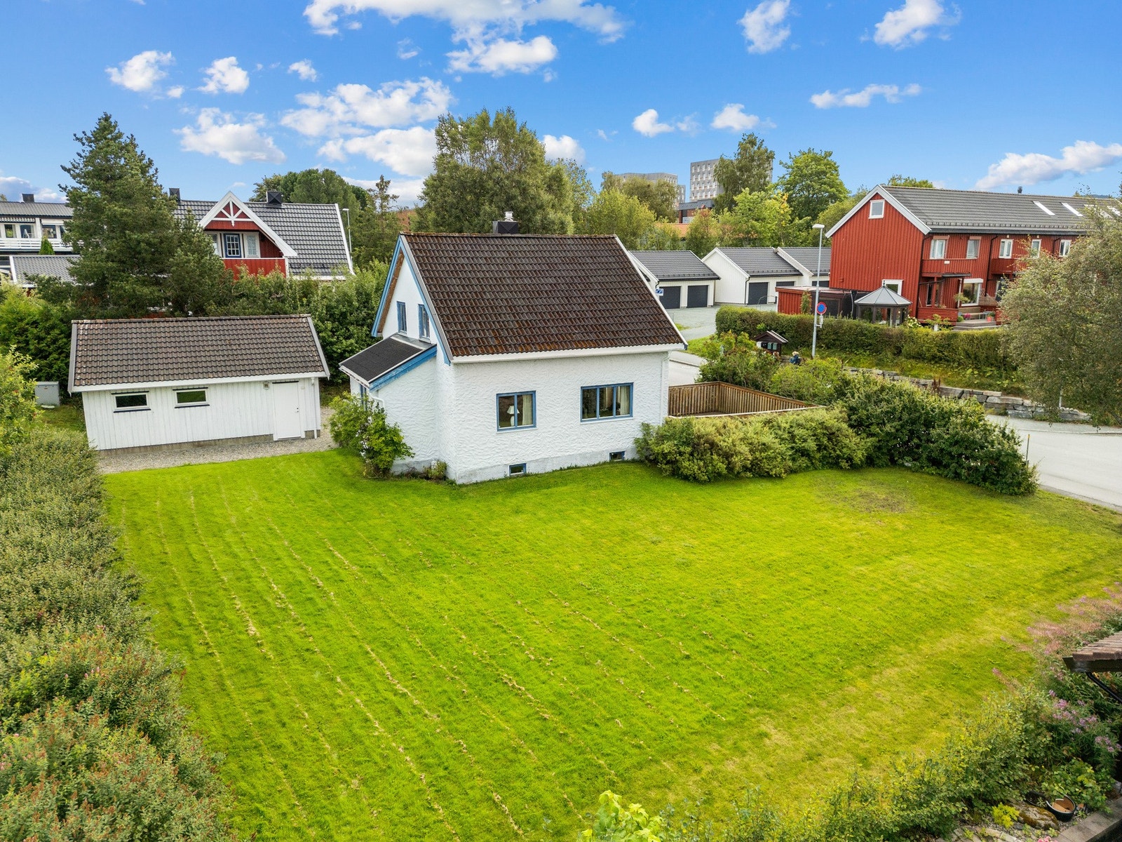 En sjelden anledning i Blomsterbyen med romslig tomt på 820 kvm. Galleribilde