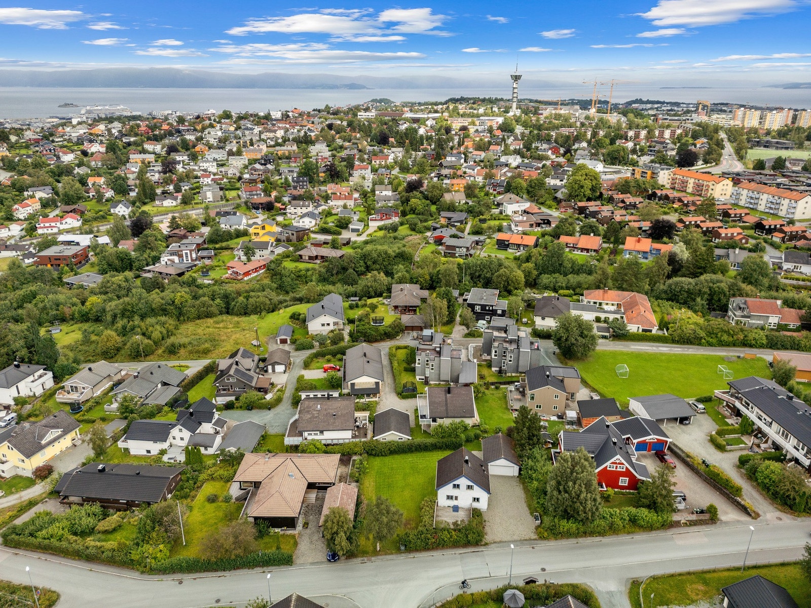Eiendommen ligger i et særdeles ettertraktet bo-område bestående av stort sett familieboliger. Galleribilde
