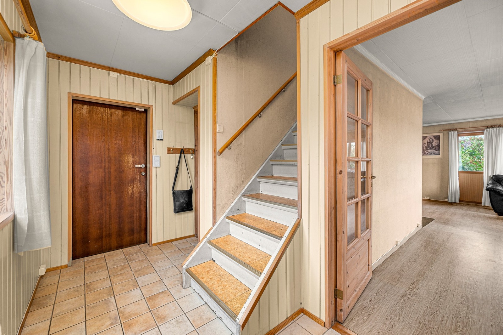 Fra vindfanget/entreen er det trapp opp til 2.etasje hvor du finner 3 soverom og et bad. Galleribilde