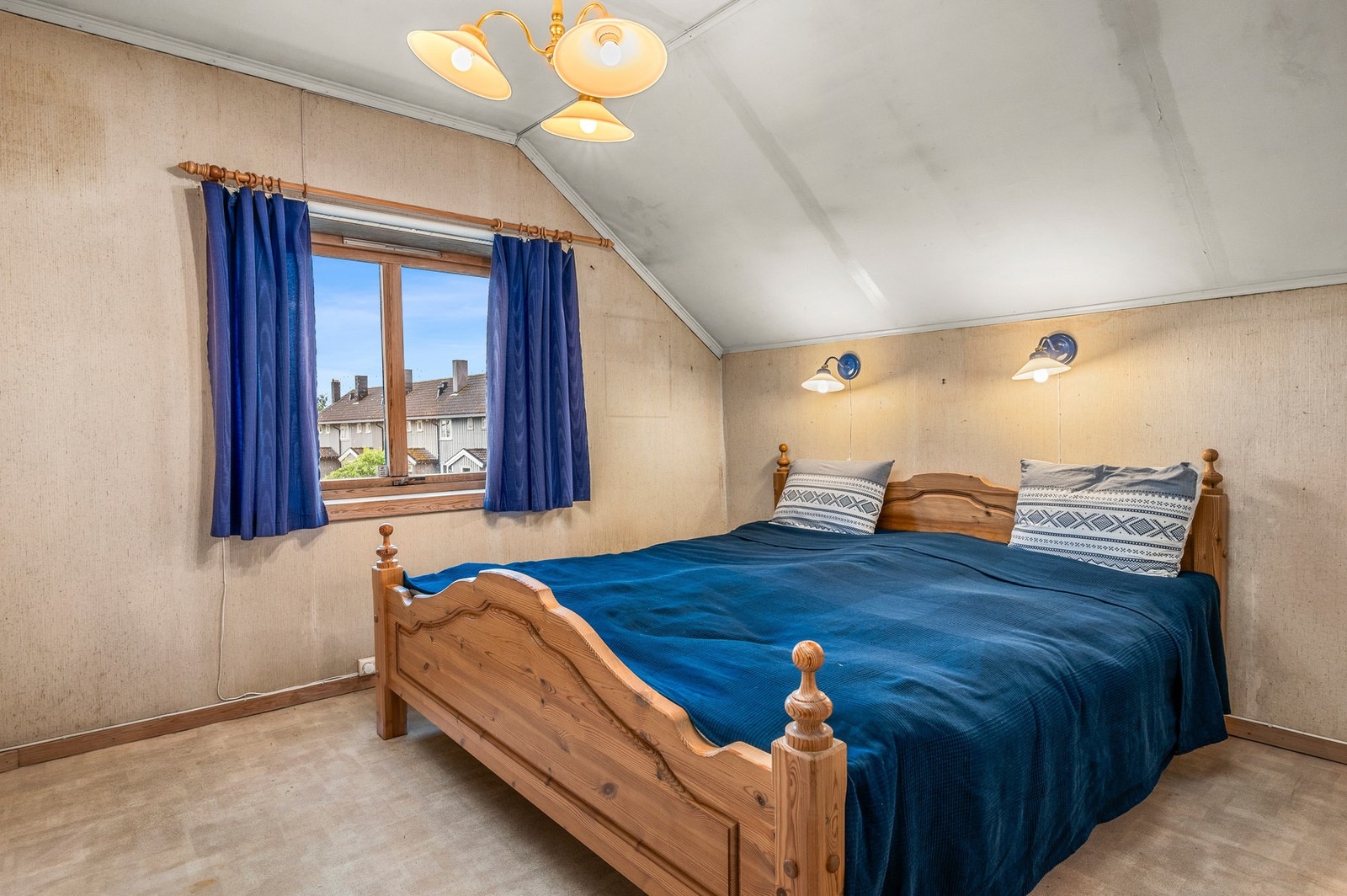 I 2.etasje er det totalt 3 soverom og et bad. Hovedsoverommet er på 10.5 kvm. Galleribilde