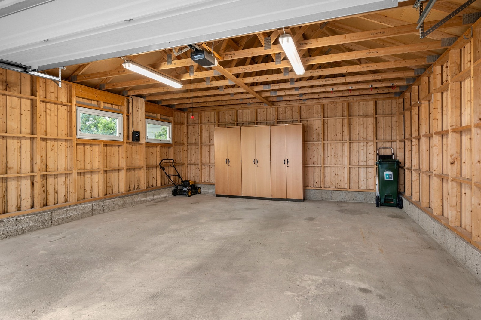 Selve garasjen er på 41 kvm og har elektrisk port samt elbil-lader. Galleribilde