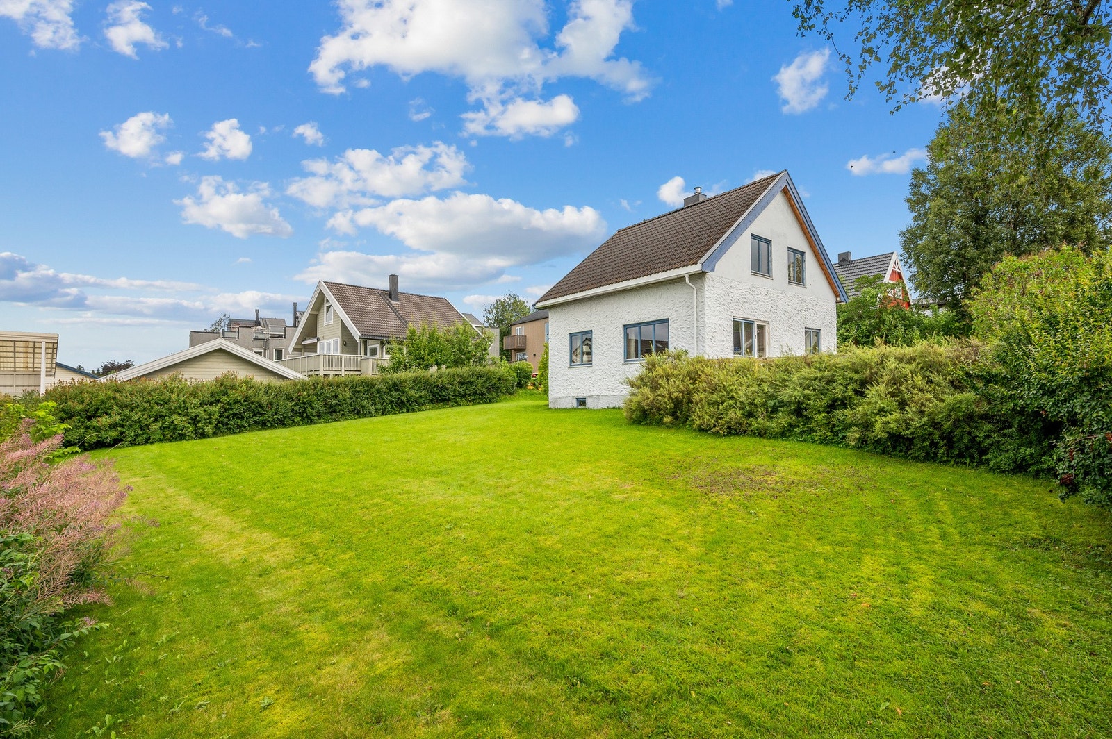 Lett skrånet tomt vendt mot sørvest som gir mye boltreplass for hele familien. Galleribilde