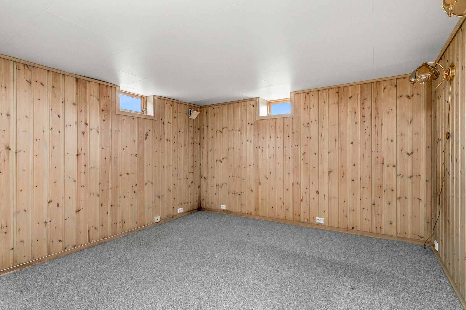 Nede i kjelleren er det en kjellerstue på 14,5 kvm samt 3 store boder. Galleribilde