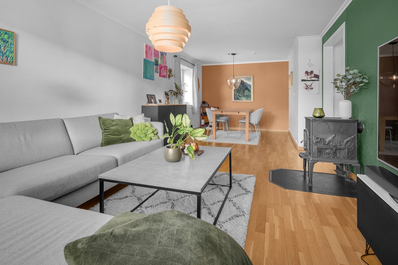 Tilbake i stuen hvor det er god plass til sofagruppe og spisestue Galleribilde