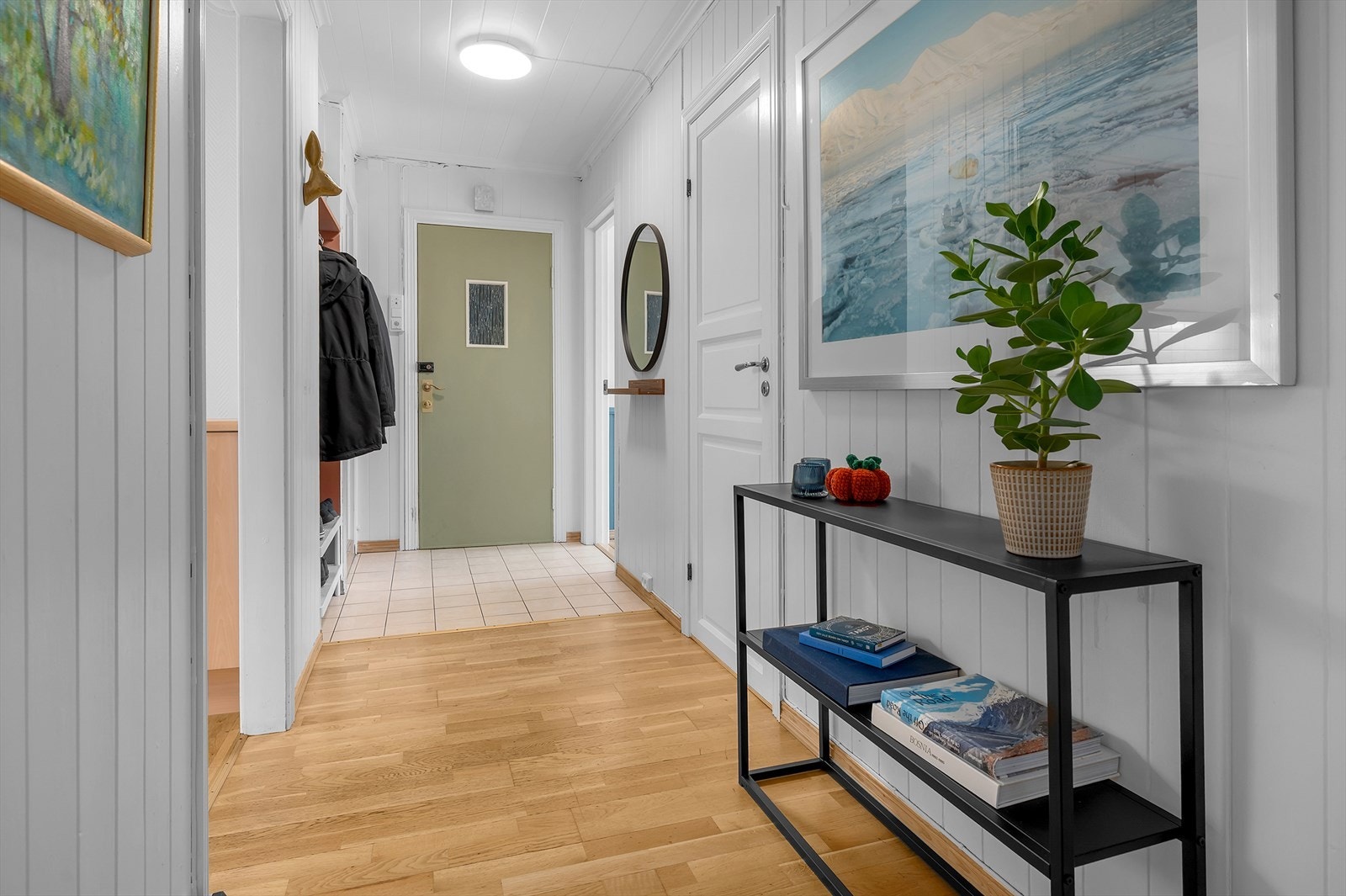 Gang med plass til knaggrekker og skohyller Galleribilde