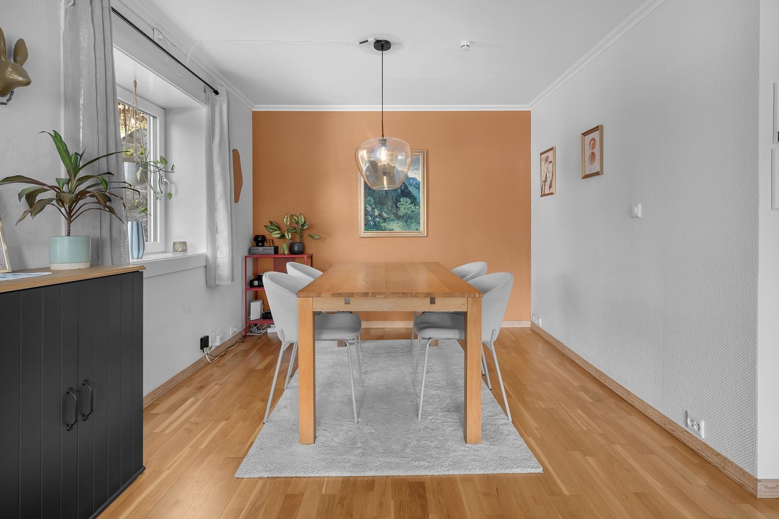 I stuen er det en koselig vedovn og varmepumpe Galleribilde