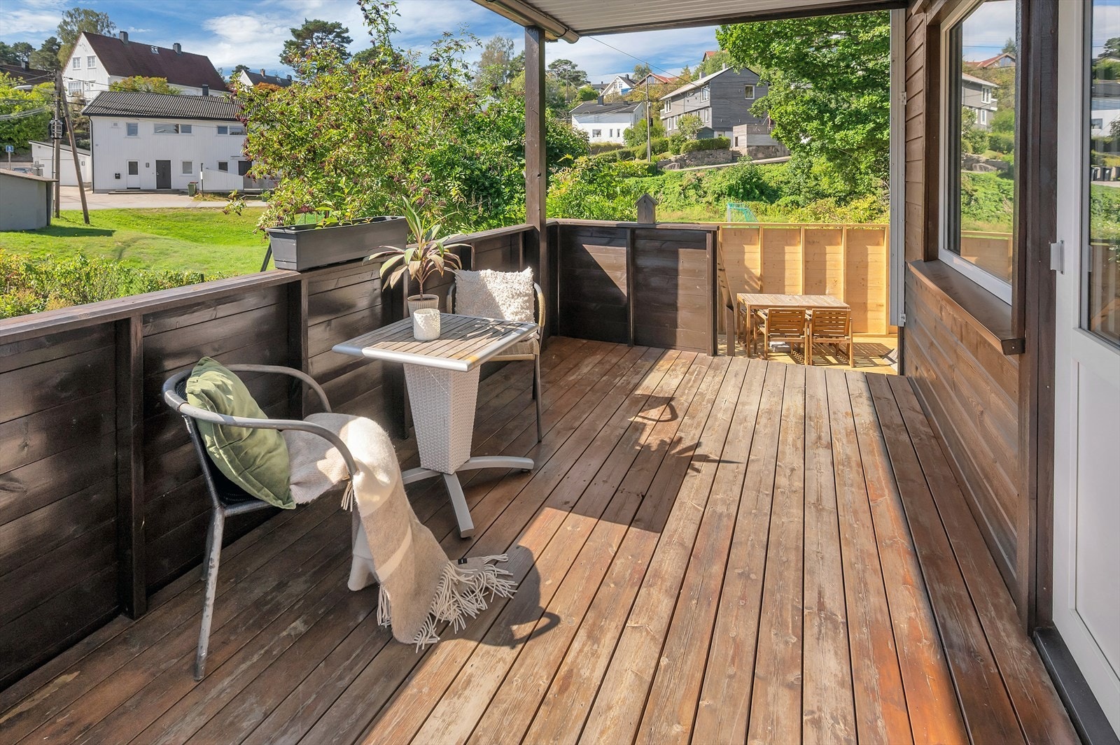 Fra balkongen er det adkomst til terrasse og videre til hagen Galleribilde