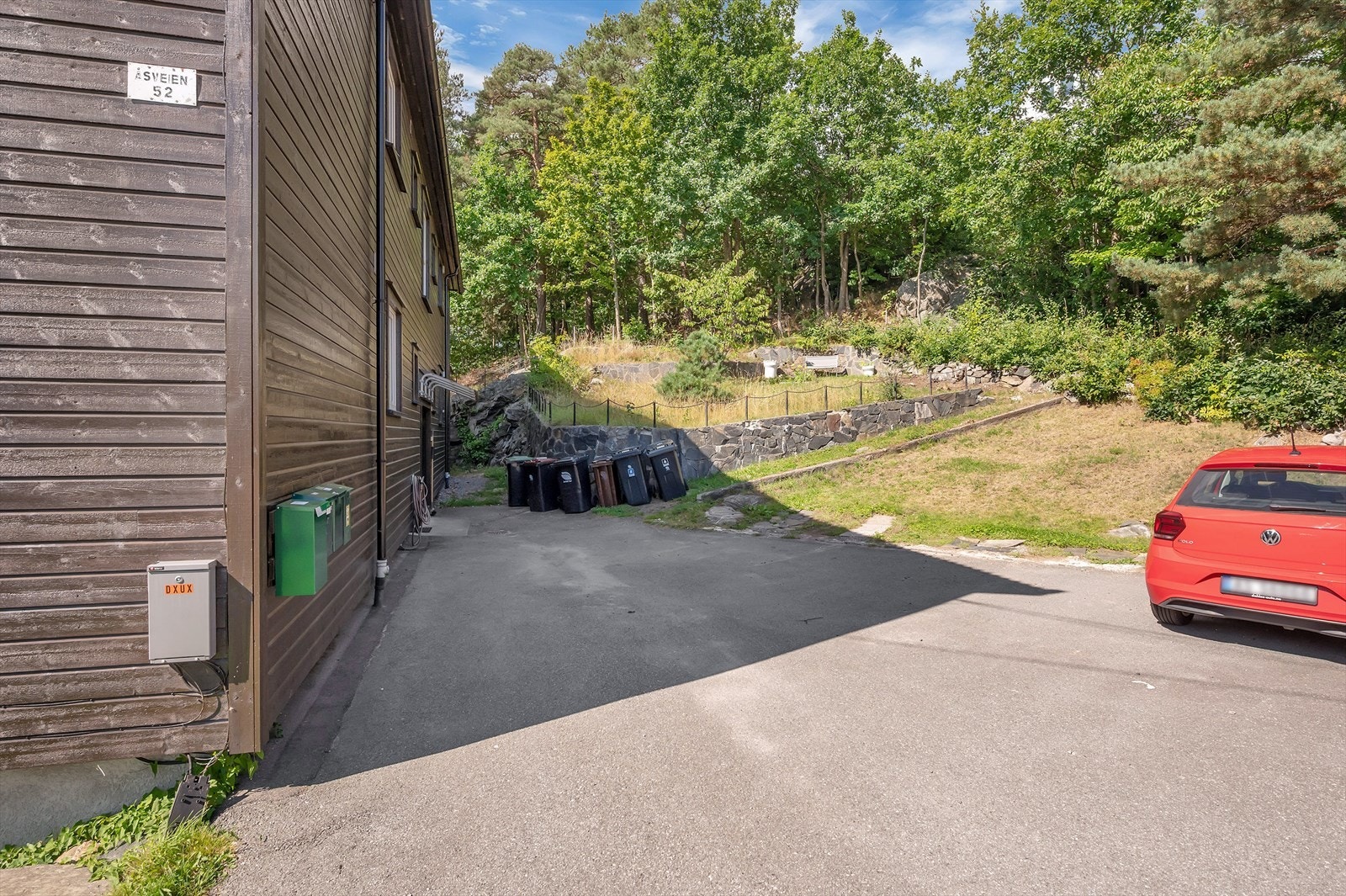 Gårdsplass med parkering. Leiligheten har ladepunkt for elbil Galleribilde