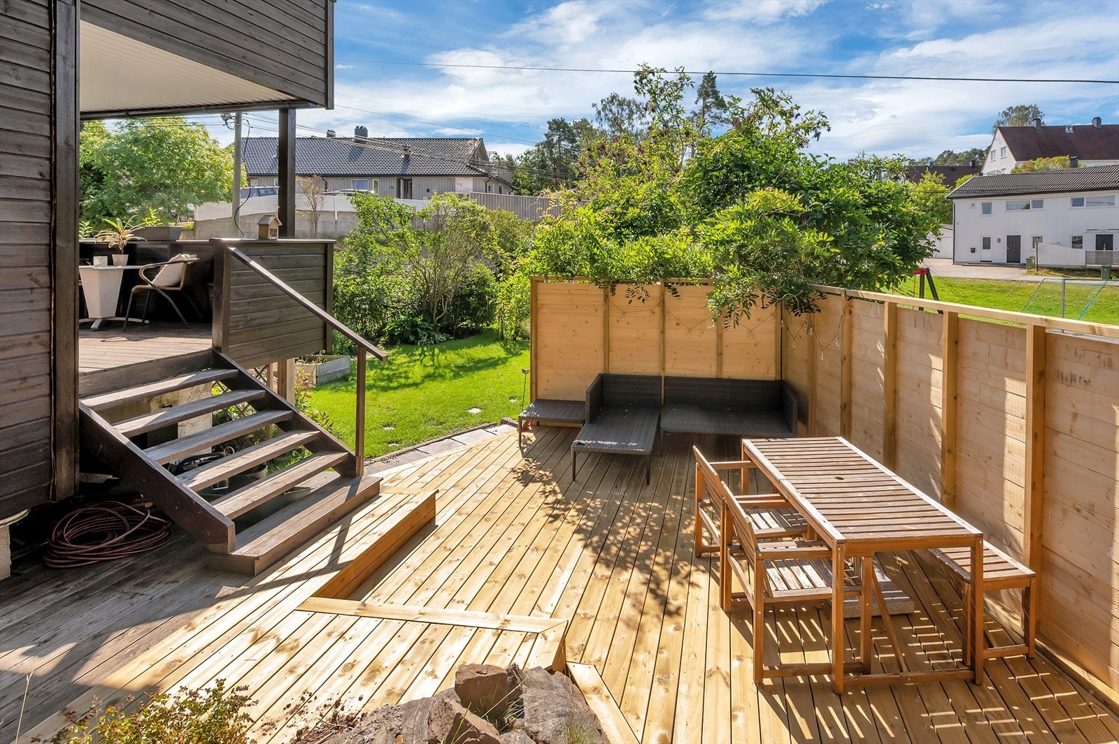 Leiligheten har en nydelig uteplass med balkong, terrasse fra 2025 og privat hage Galleribilde