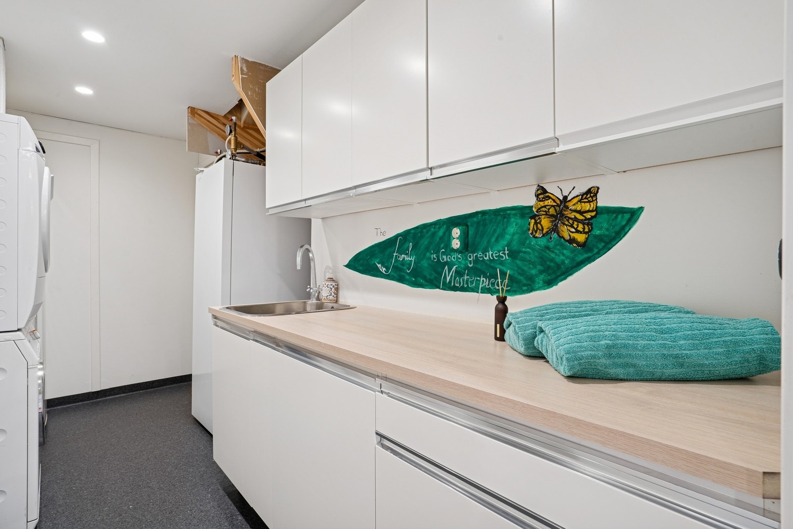 Praktisk separat vaskerom med diverse oppgraderinger gjennomført i 2016. Vaskerommet har gulvvarme og opplegg for vaskemaskin. Galleribilde