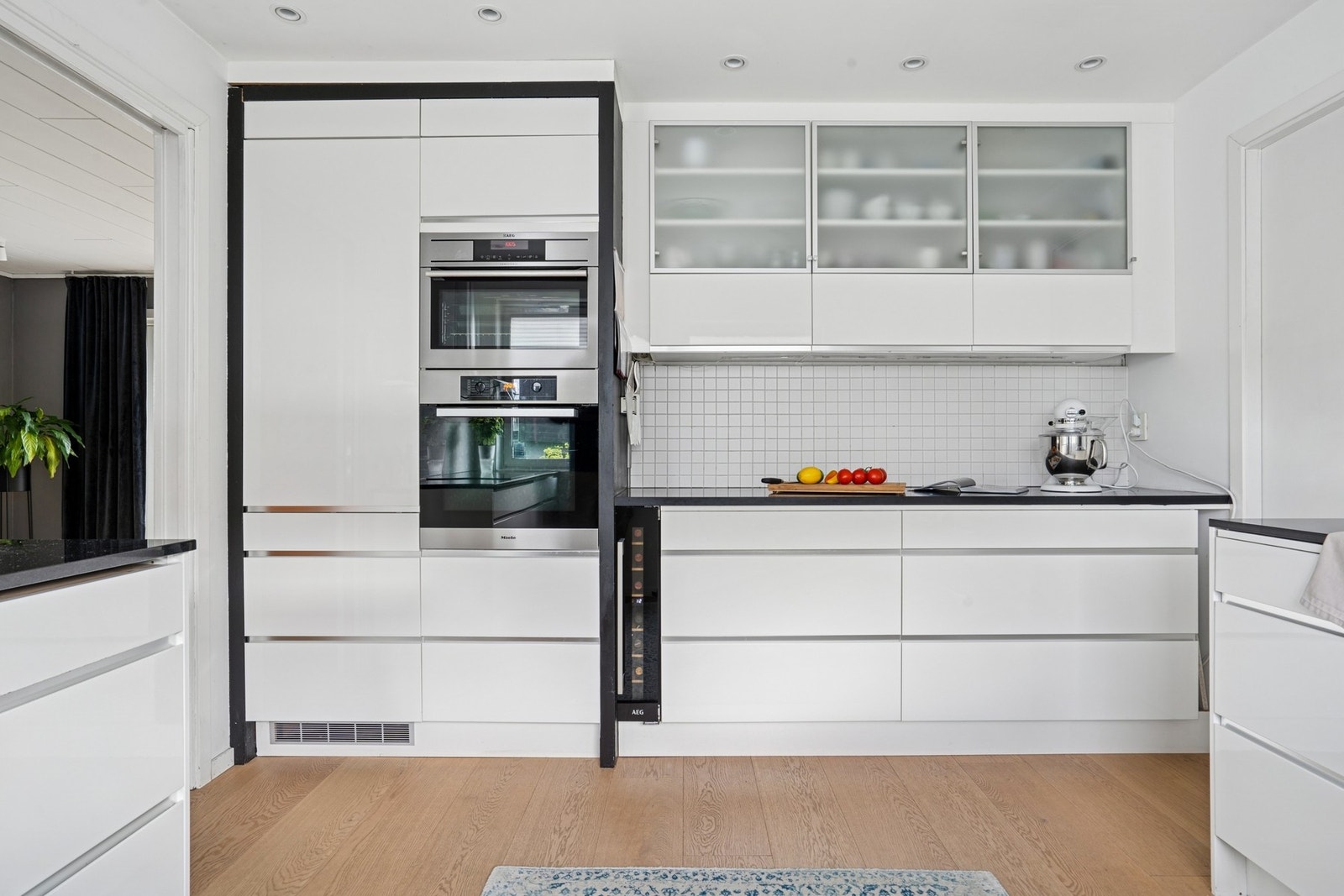 Det er godt utbygget med skap, skuff og benkeplass. Det integrerte vinskapet sikrer perfekt temperering av et lite knippe gode viner. Galleribilde