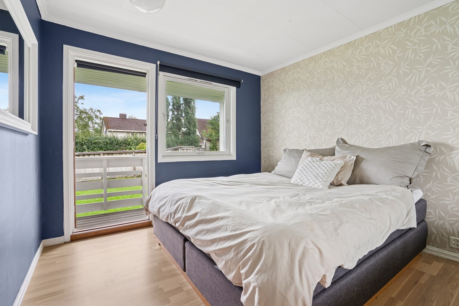 Boligen har totalt seks soverom. Dette soverommet måler 11 kvm og har utgang til en egen veranda. Galleribilde