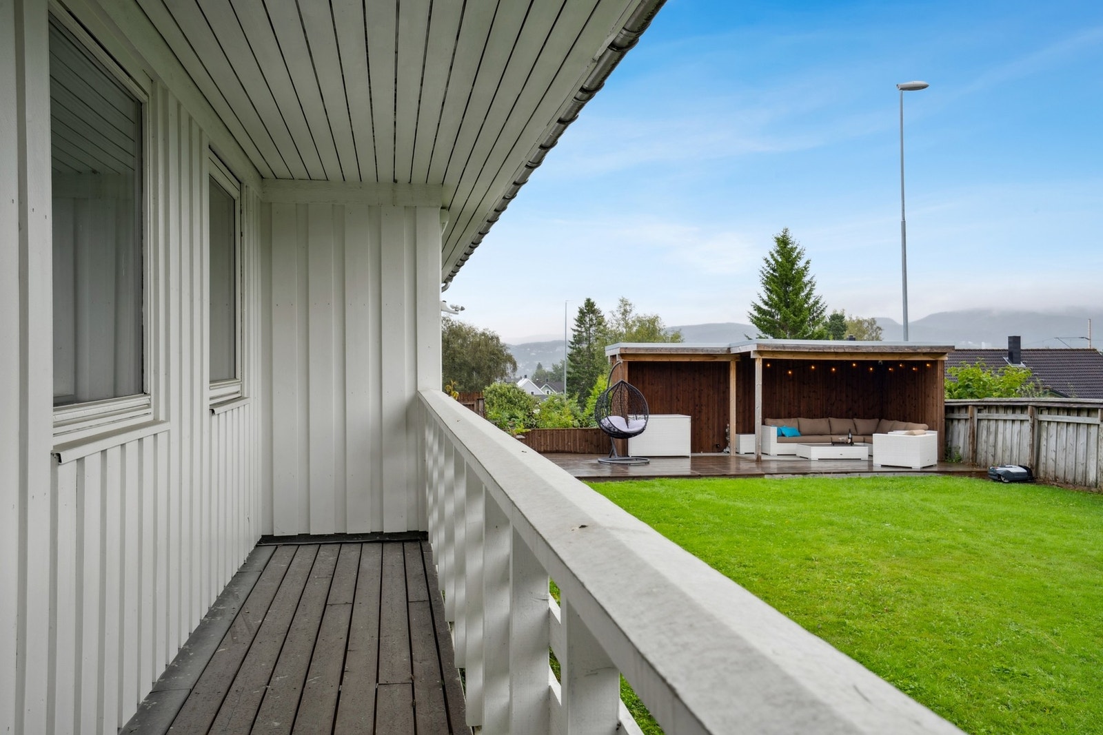 Verandaen utenfor soverommet måler ca 7 kvm og under tak Galleribilde