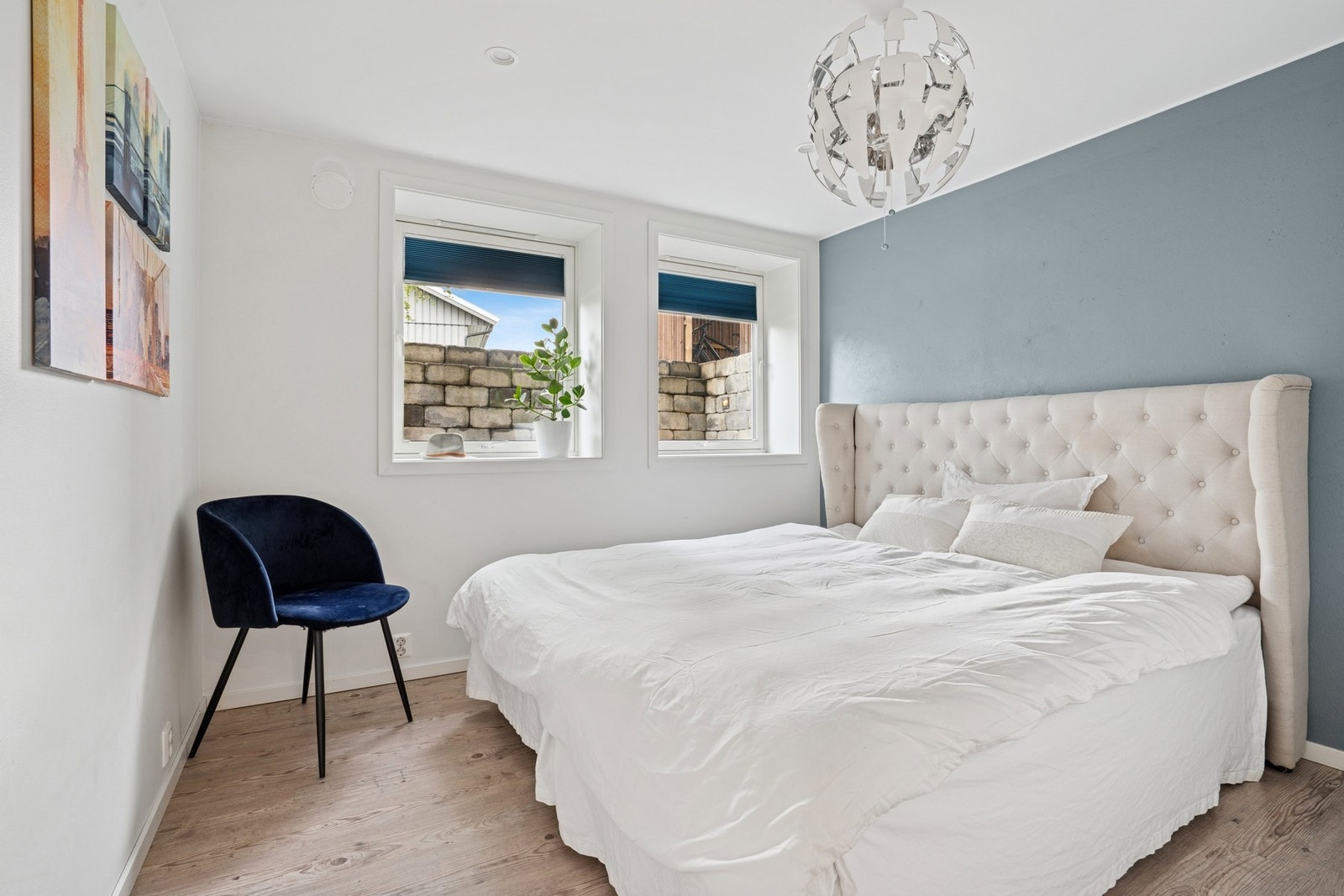 Boligens 4. soverom tilhørende også hoveddelen. Dette soverommet har et areal på 9 kvm og har god plass til en stor dobbeltseng. Store vindu sikrer godt med dagslys når man ønsker det. Galleribilde