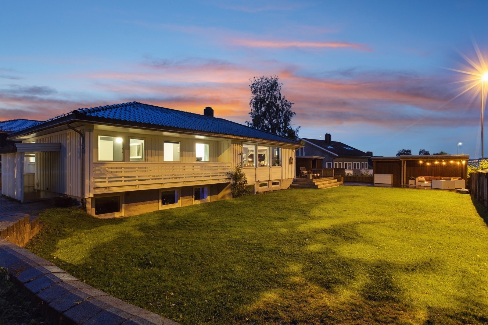 Her er det rom for store sosiale tilstelninger, spill, lek og hygge - både på dag og kveldstid! Gatebelysningen er en bonus ;) Galleribilde