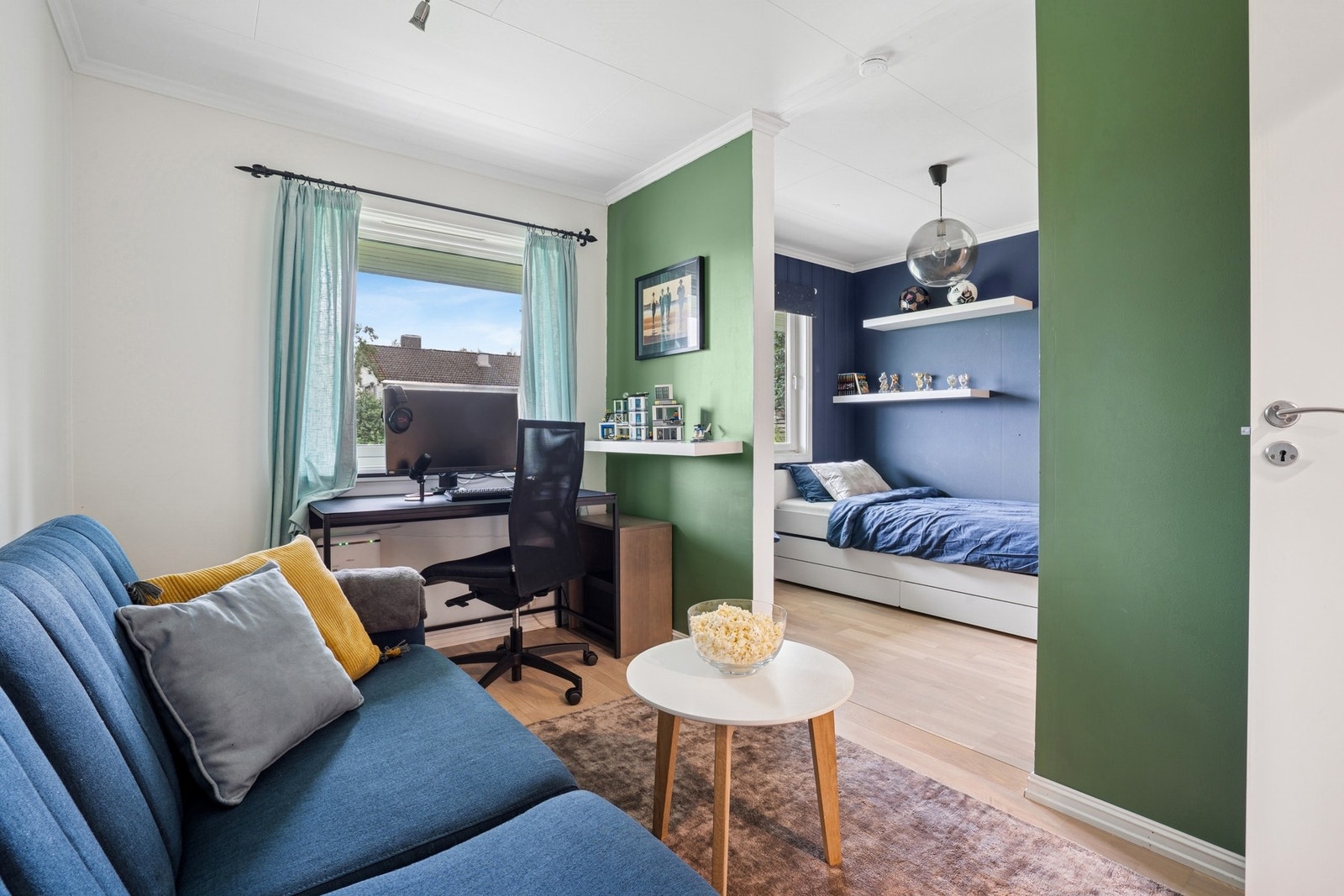 Rommet er i dag delt opp i en sone for avslapning og en sosial sone. Den andre delen av rommet fungerer utmerket som et gaming rom eller kontorløsning. Galleribilde