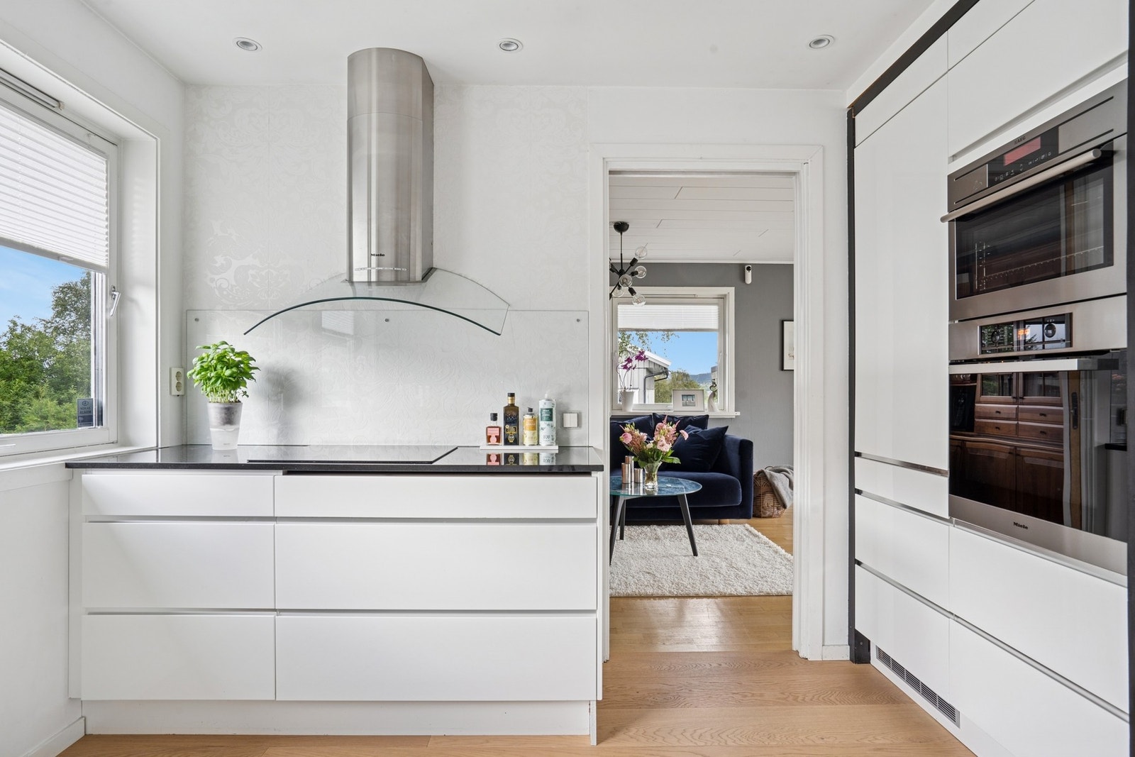 Moderne design og innredning med glatte fronter, samt benkeplate av stein Galleribilde