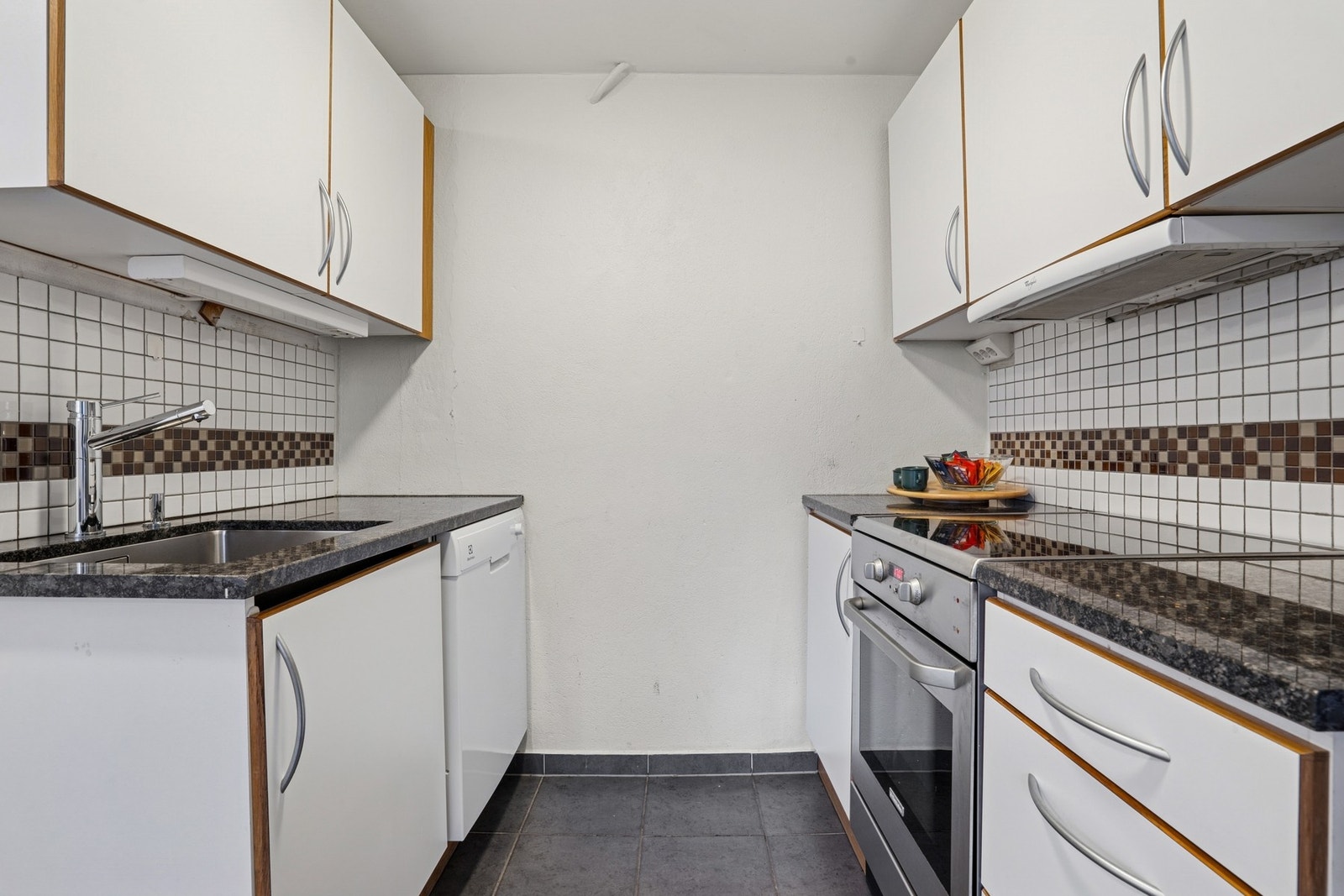 Kjøkkenet er praktisk utformet og gir godt med arbeidsplass. Galleribilde