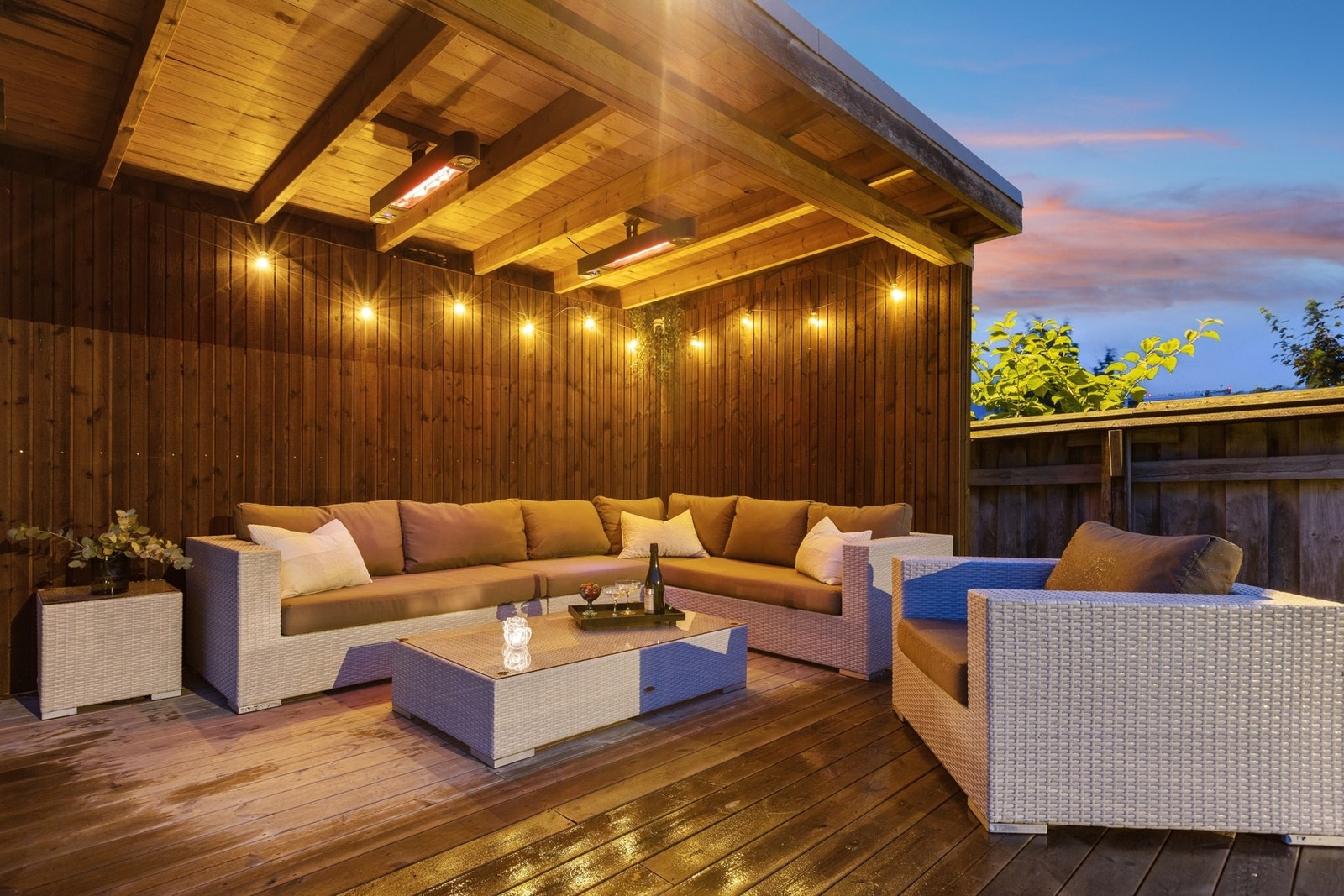 Det er bygget et solid overbygg over deler av terrassen. Med de monterte terrasse-varmerne blir dette som en utestue, perfekt for trønderske værforhold. Galleribilde