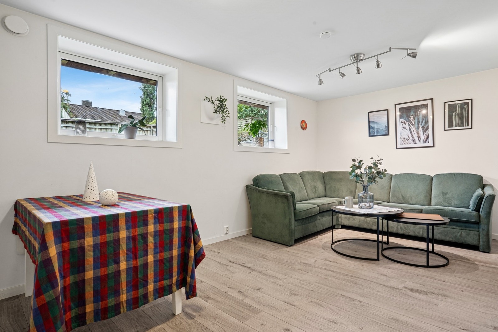 Stuen i 3-romsleiligheten i kjelleren er romslig med plass til både sofa/TV og spisebord. Godt med lysinnslipp fra store vinduer. Galleribilde