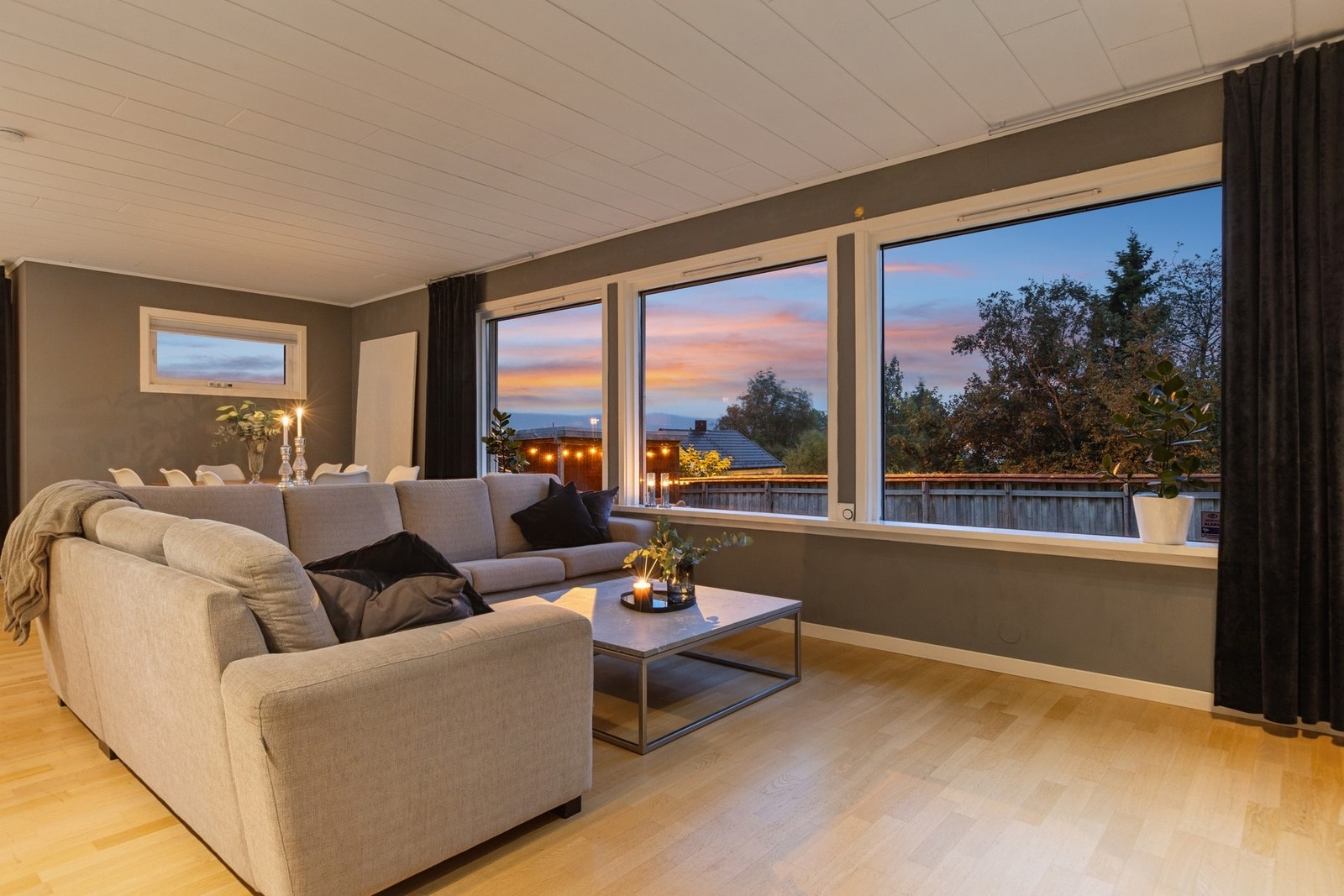 Det er lett å skape god stemning på kveldstid med dempet lys både inne og ute. Galleribilde