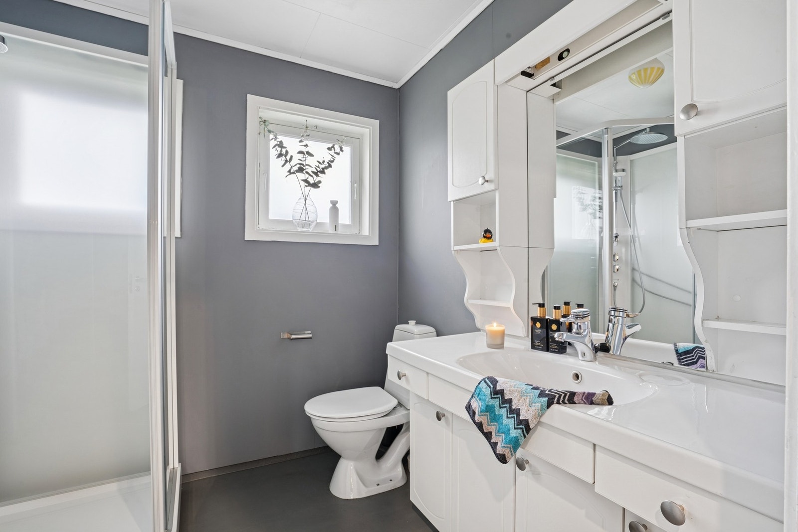 Boligen har to baderom i 1. etasje. Galleribilde