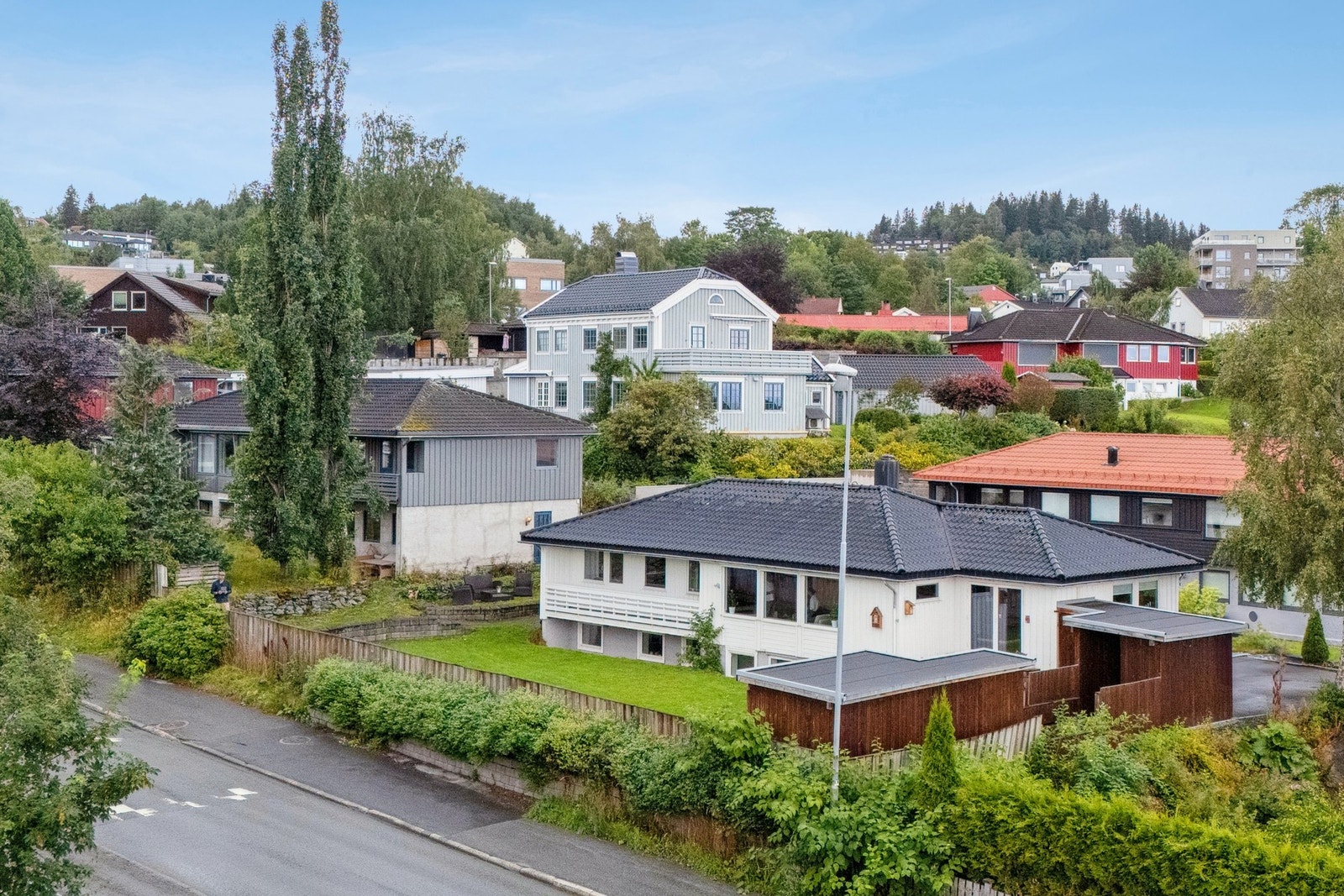 Boligen sogner til Byåsen barneskole og ligger i et svært barnevennlig område med bredt tilbud på barnehager, lekeplasser og uteområder. Galleribilde