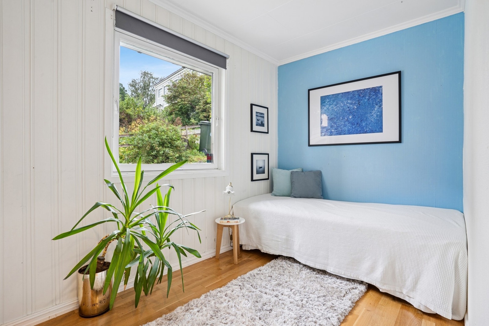 Det tredje og siste soverommet i hovedplanet måler 6,5 kvm. Flott som barnerom, kontor, hobbyrom eller tilsvarende Galleribilde