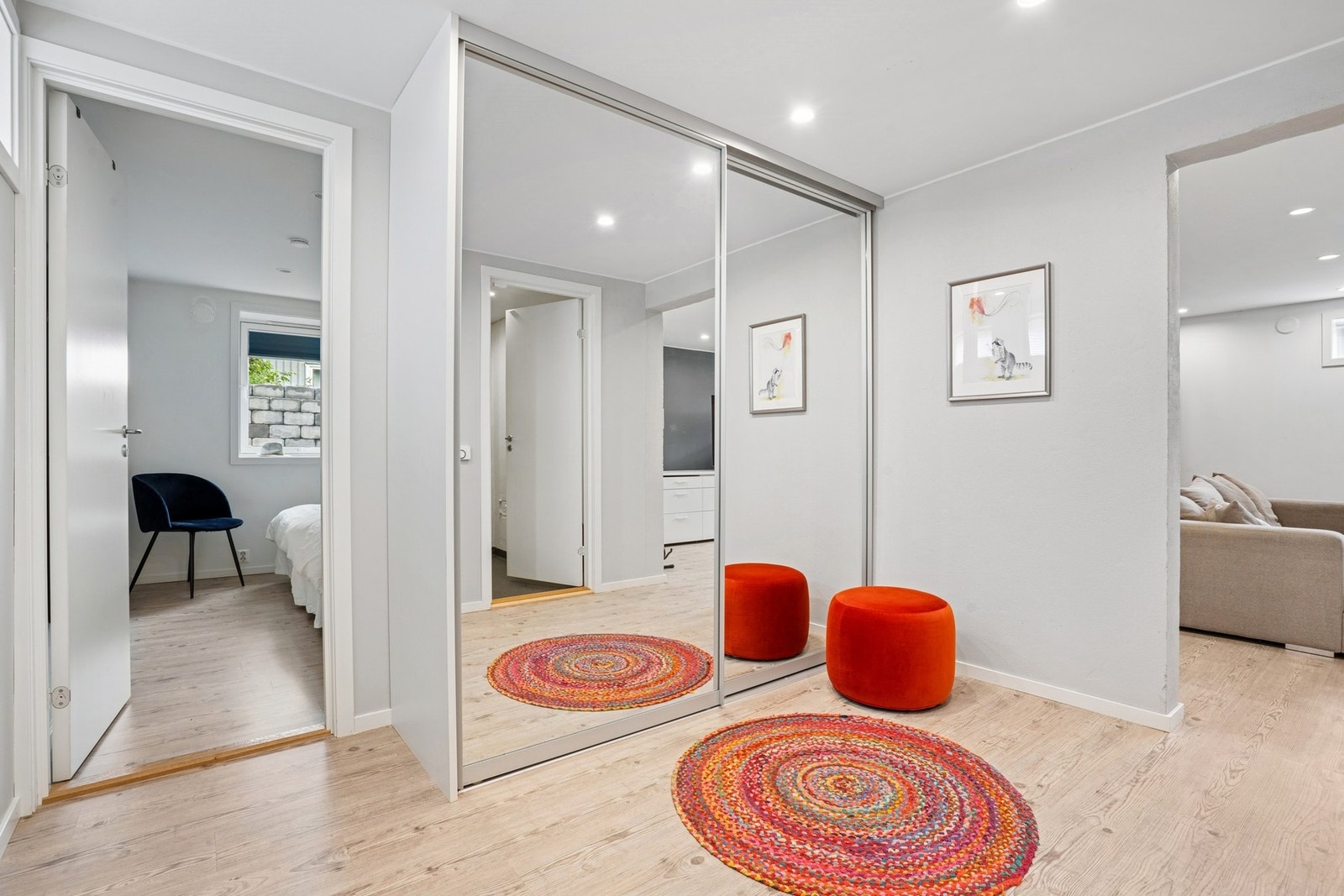 Når man går ned trappen til underetasjen møter man først en gang med garderobeløsning på ca 8 kvm. Praktisk skyvedørsgarderobe med speil og downlights som gir god belysning. Galleribilde