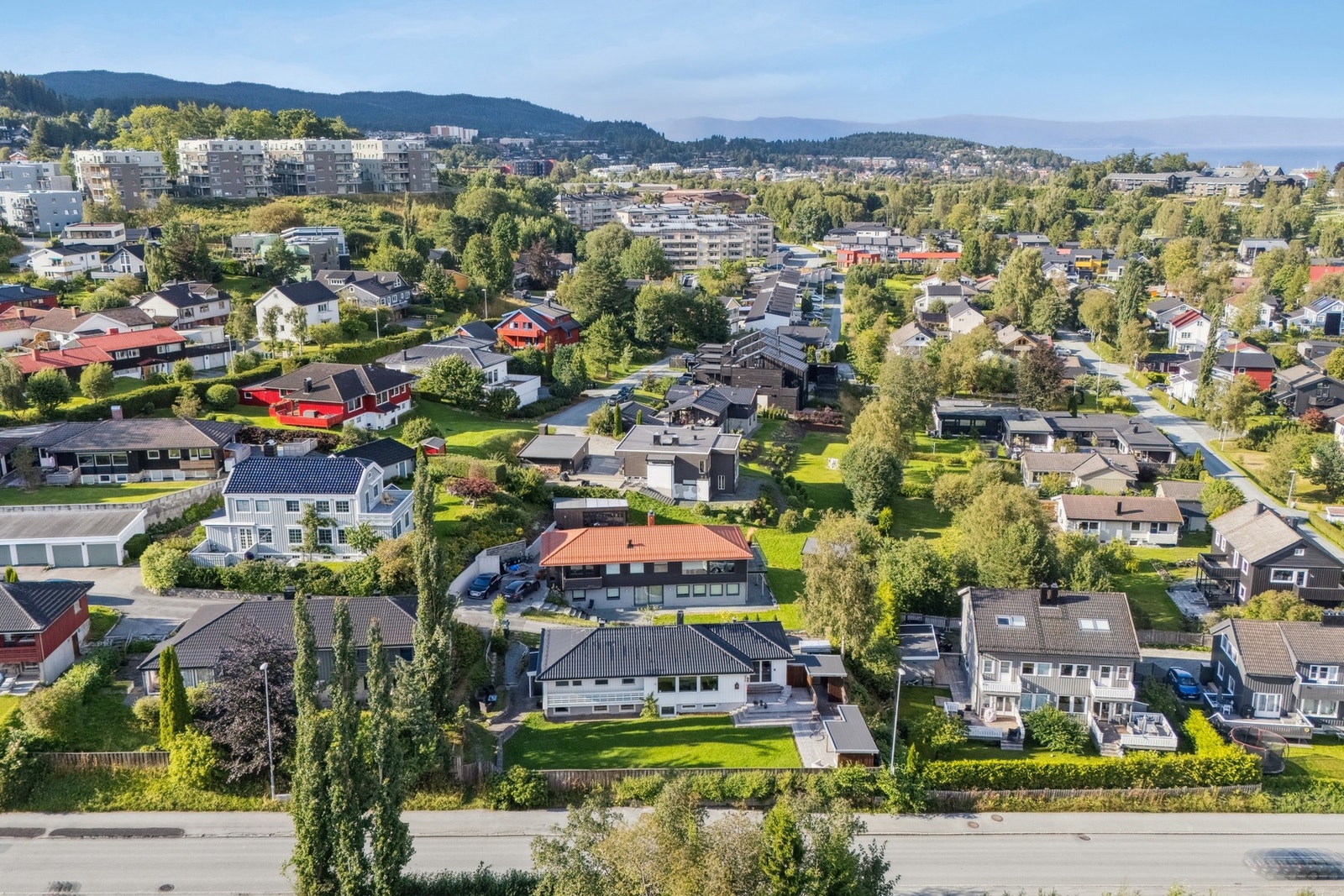 Her får du sentral belliggenhet, men likevel tilbaketrukket i et område preget av barnevennlighet og nærhet til natur. Galleribilde