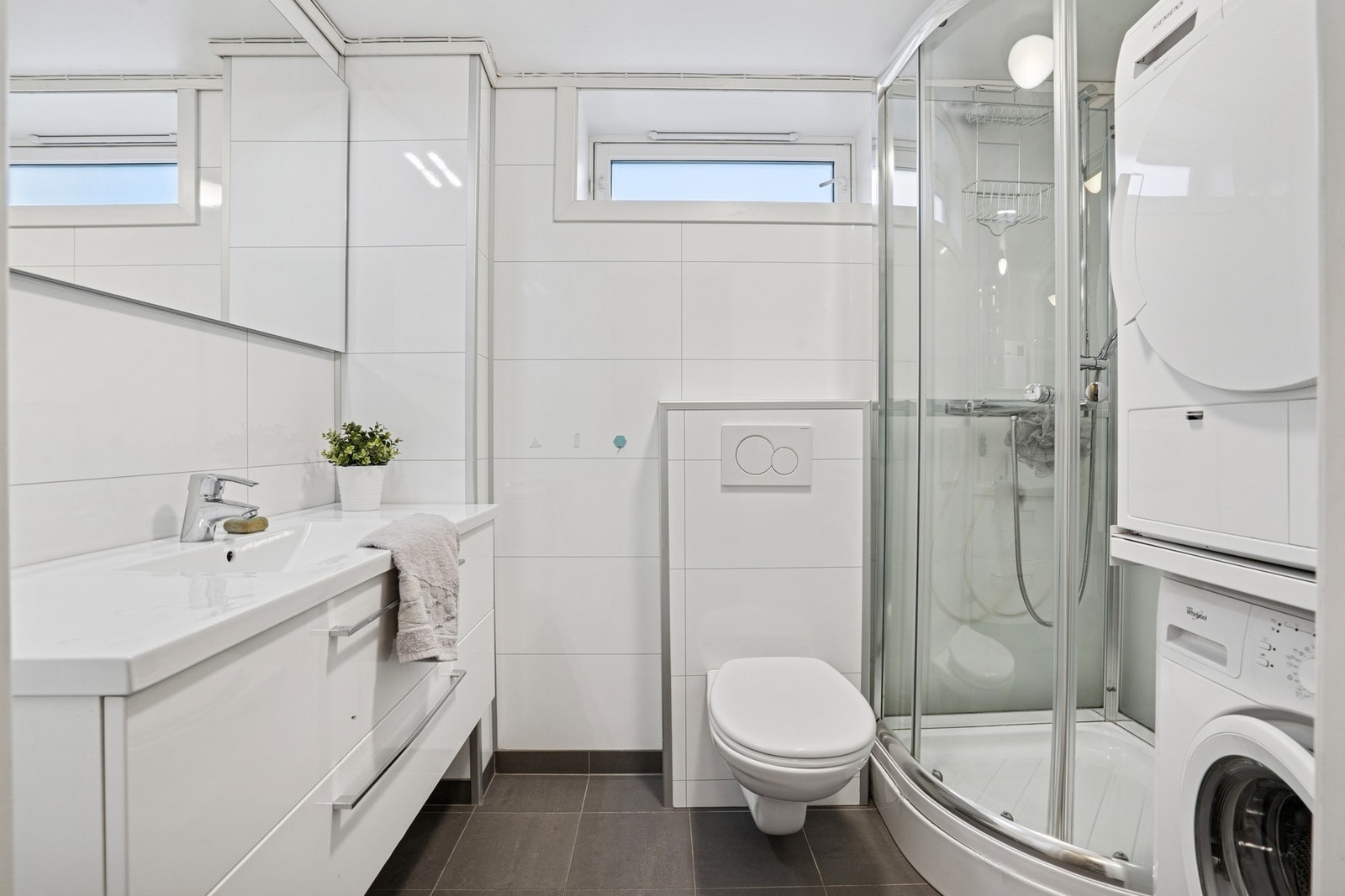 Lyst og fint baderom med enkelte oppgraderinger gjennomført i 2016. Baderommet har flislagt gulv med varme og opplegg for vaskemaskin. Galleribilde