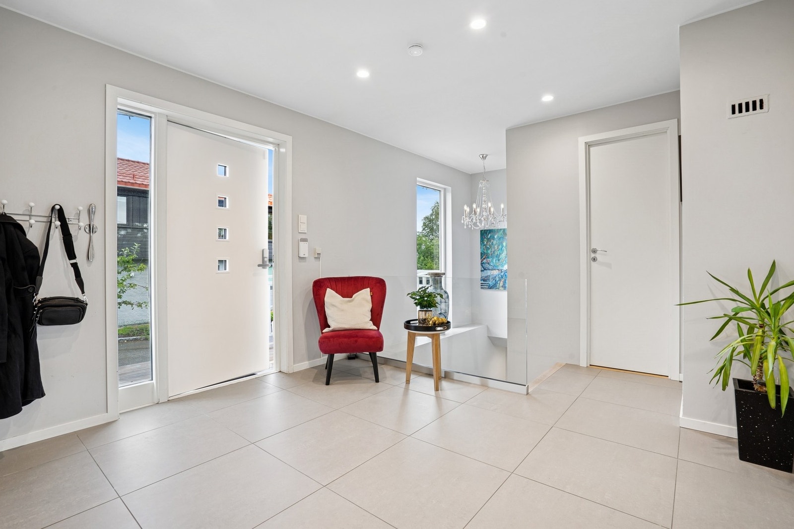 Når man kommer inn, møtes man av en åpen og lekker hall. Flislagt og i duse behagelige farger. Galleribilde