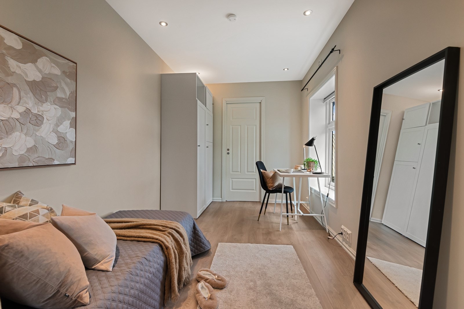 Plass til garderobeskap og kontorpult. Galleribilde